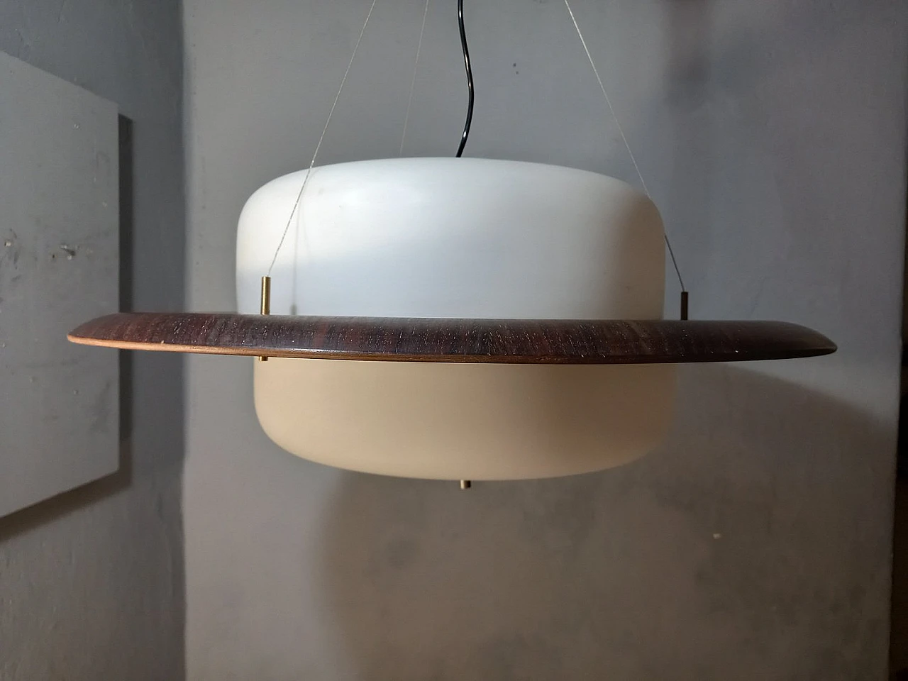 Lampada da soffitto in teak finemente curvato a vapore e vetro opalino di Goffredo Reggiani per Reggiani, anni '60 3