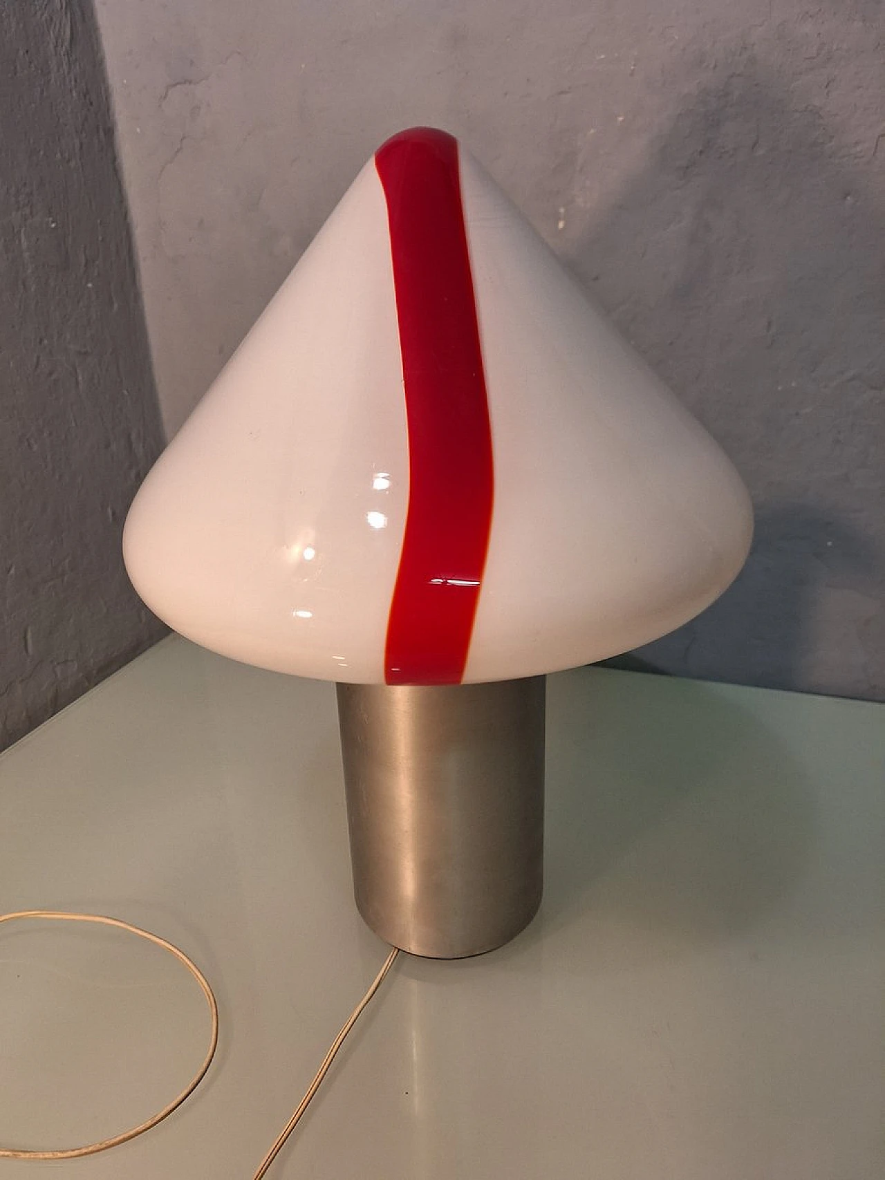 Lampada da tavolo in vetro lattimo di Roberto Pamio per Leucos, anni '60 1