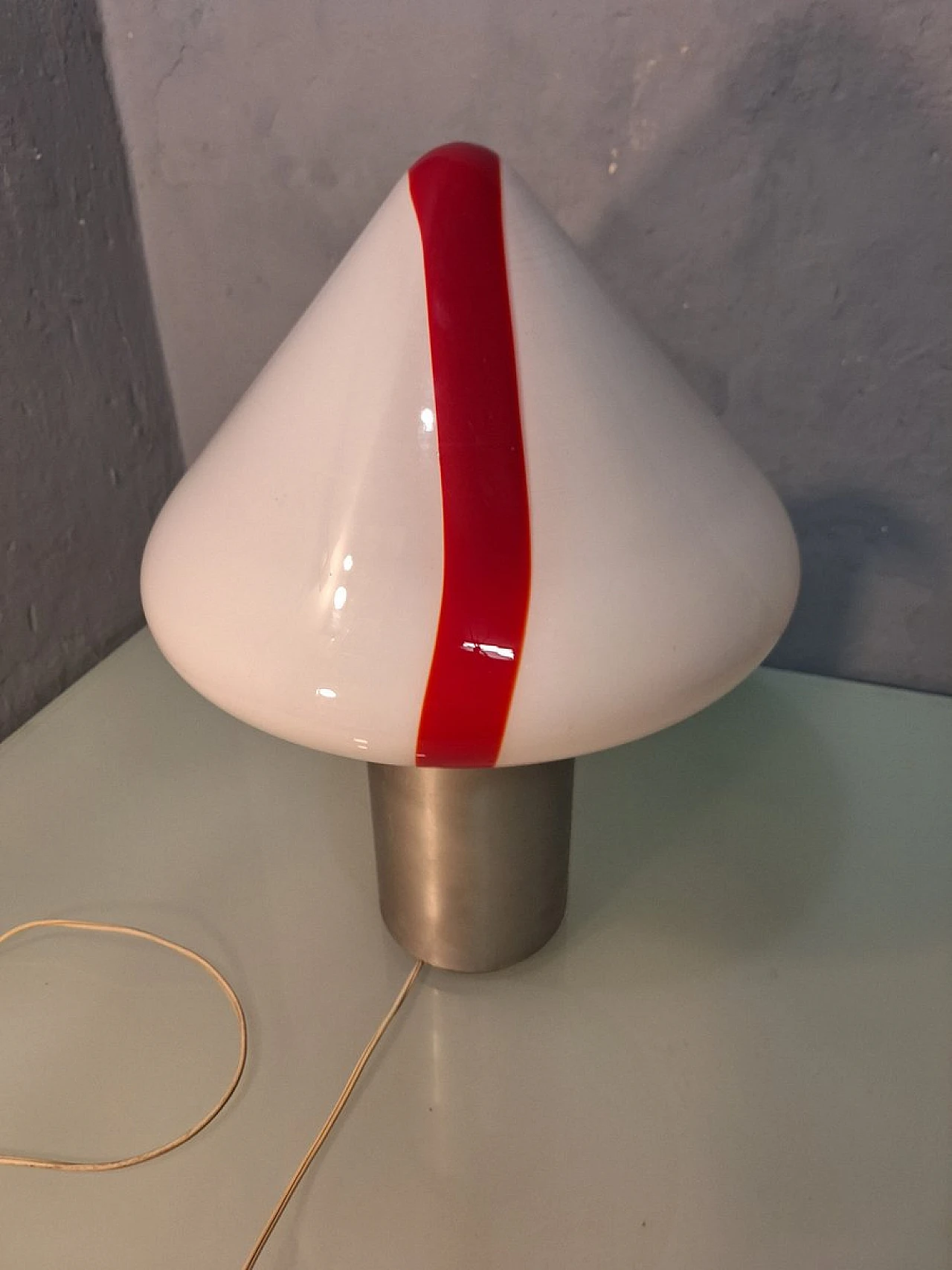 Lampada da tavolo in vetro lattimo di Roberto Pamio per Leucos, anni '60 4