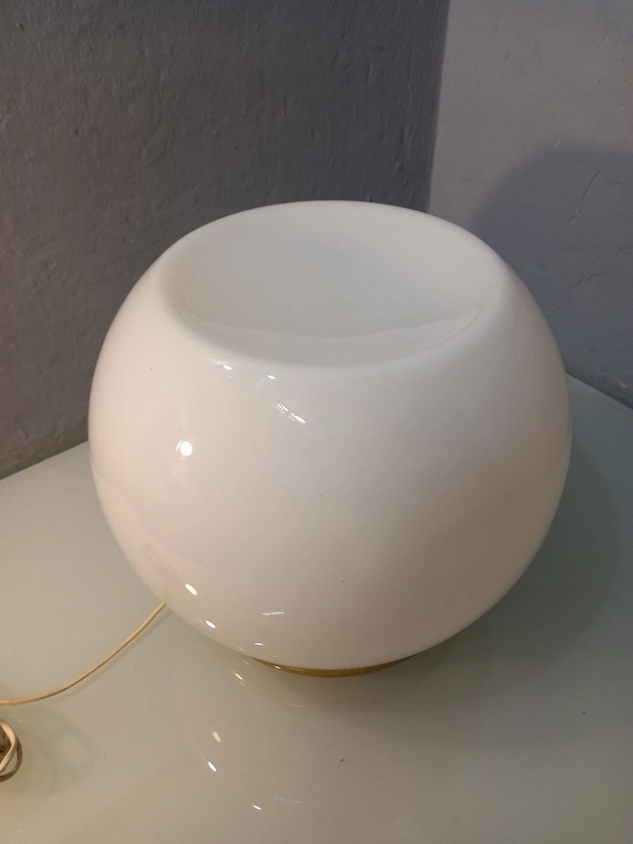 Lampada da tavolo con base in ottone e sfera in vetro opalino, anni '60 1