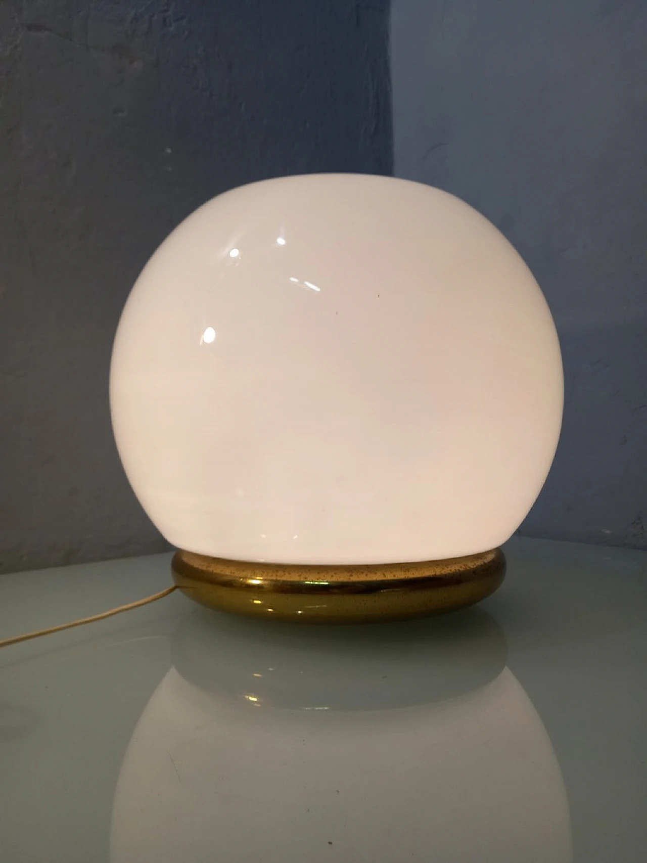 Lampada da tavolo con base in ottone e sfera in vetro opalino, anni '60 2