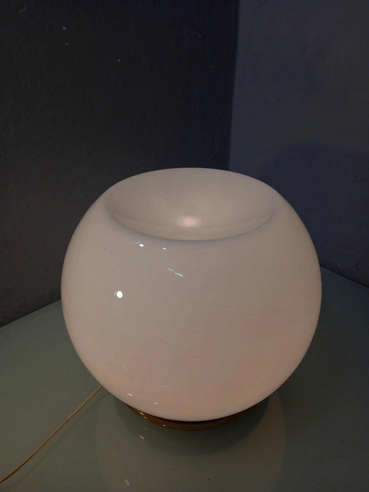 Lampada da tavolo con base in ottone e sfera in vetro opalino, anni '60 3