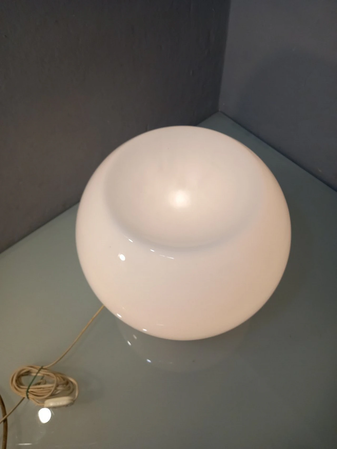 Lampada da tavolo con base in ottone e sfera in vetro opalino, anni '60 4