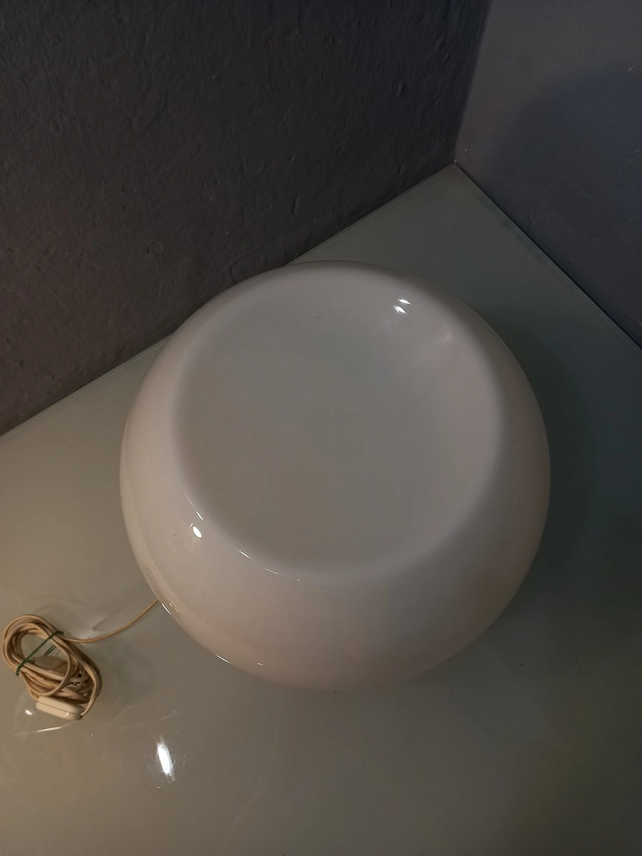 Lampada da tavolo con base in ottone e sfera in vetro opalino, anni '60 6