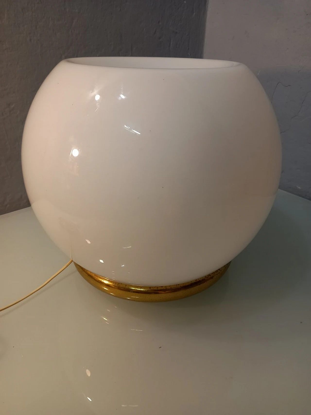 Lampada da tavolo con base in ottone e sfera in vetro opalino, anni '60 8