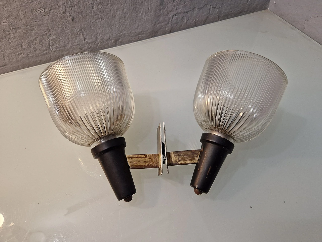 Lampade da parete in ottone con vetro scanalato di Fidenza Vetraria nello stile di Azucena, anni '50, set di 2 8