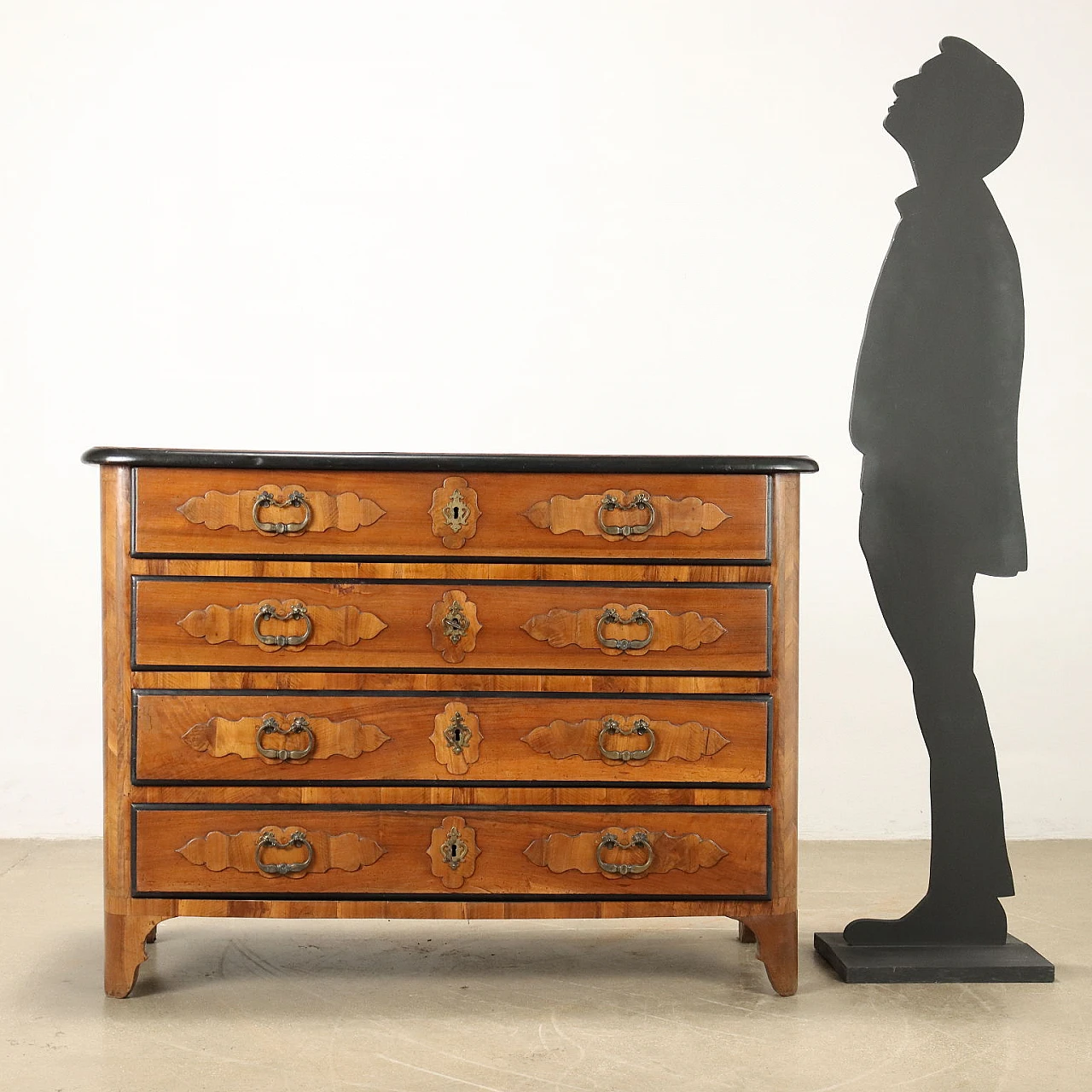 Baroque walnut dresser with rounded uprights and feet, 18th century 2