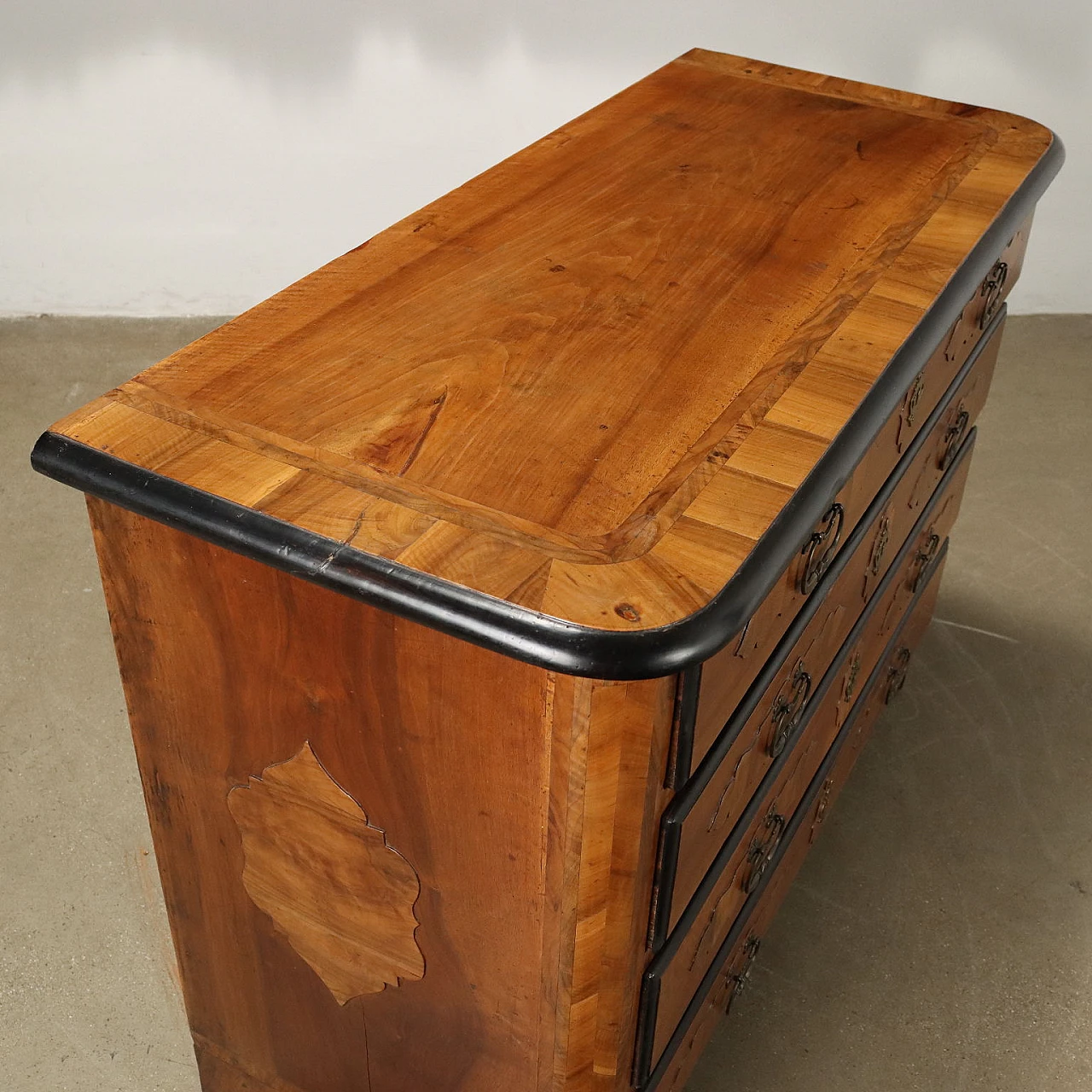 Baroque walnut dresser with rounded uprights and feet, 18th century 3