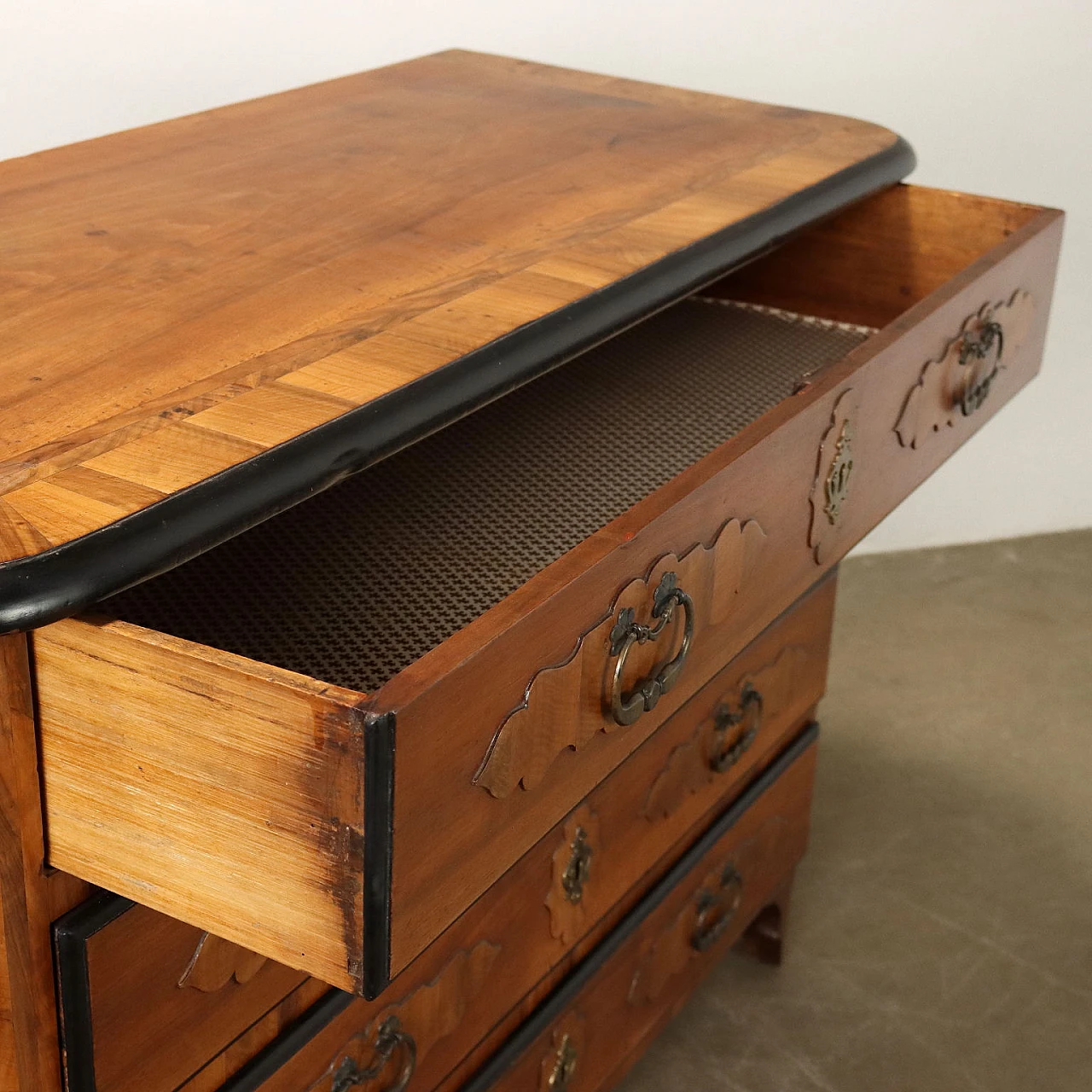 Baroque walnut dresser with rounded uprights and feet, 18th century 4