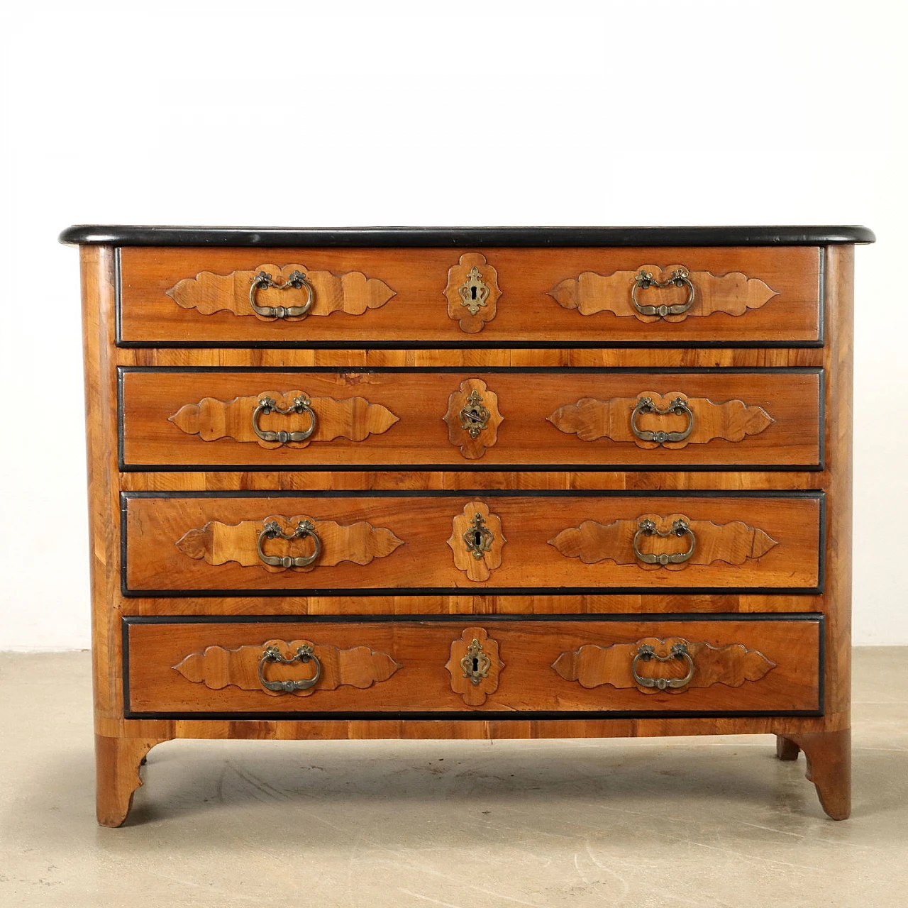 Baroque walnut dresser with rounded uprights and feet, 18th century 6