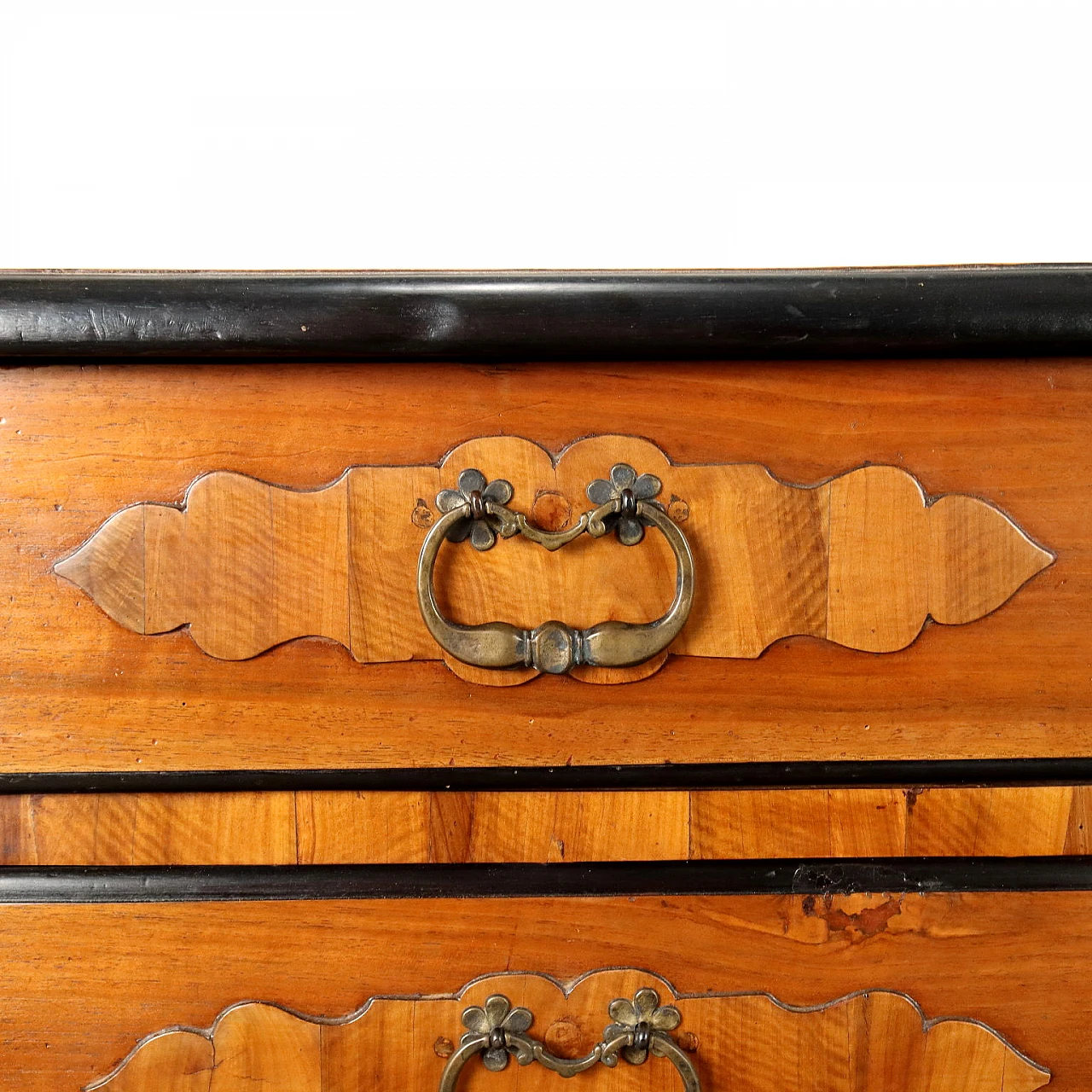 Baroque walnut dresser with rounded uprights and feet, 18th century 7