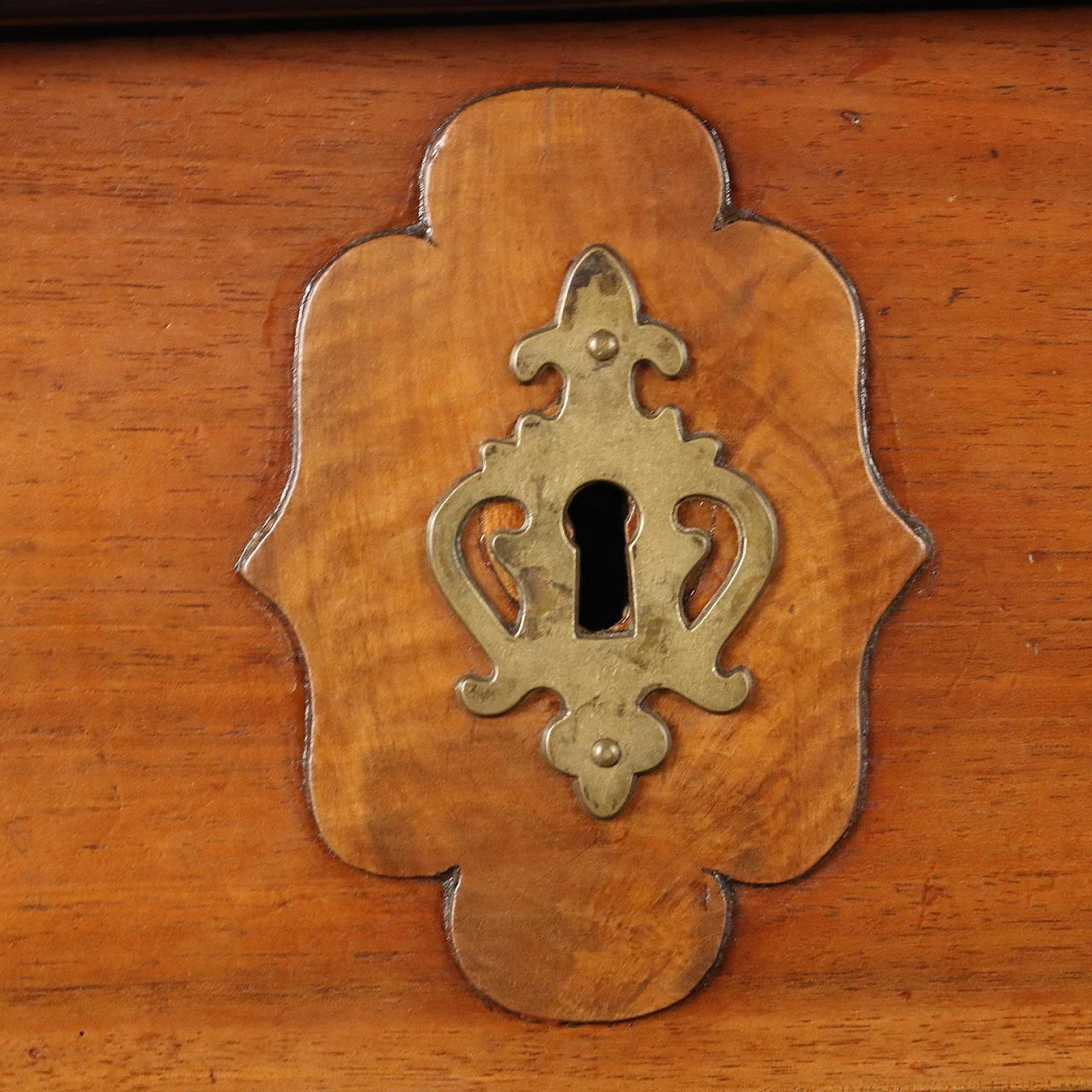 Baroque walnut dresser with rounded uprights and feet, 18th century 8