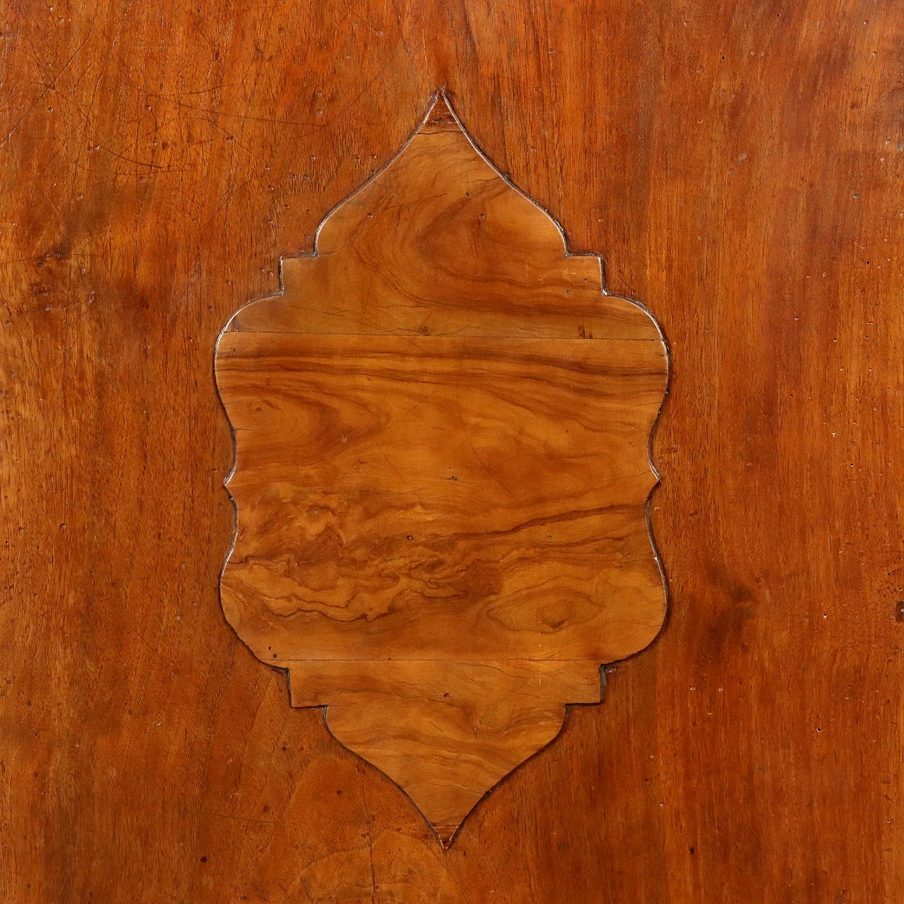 Baroque walnut dresser with rounded uprights and feet, 18th century 10