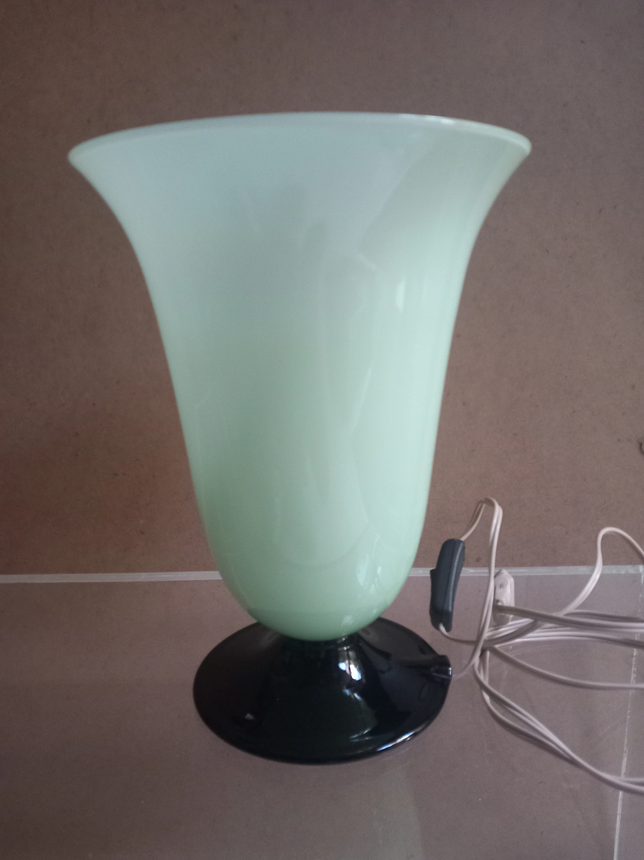 Lampada da tavolo in vetro di Murano verde con base nera, anni '60 1