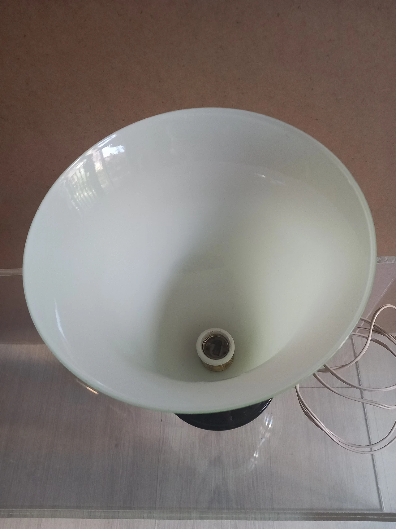 Lampada da tavolo in vetro di Murano verde con base nera, anni '60 3