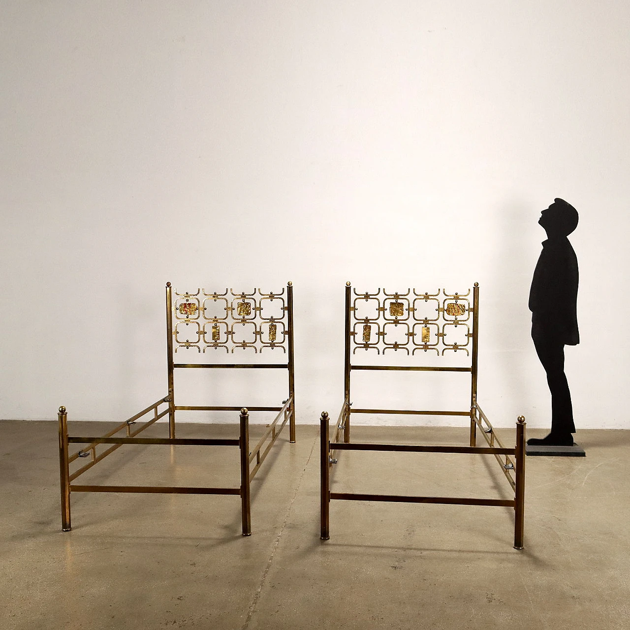 Pair of single beds in brass decorated with tiles, 1960s 2