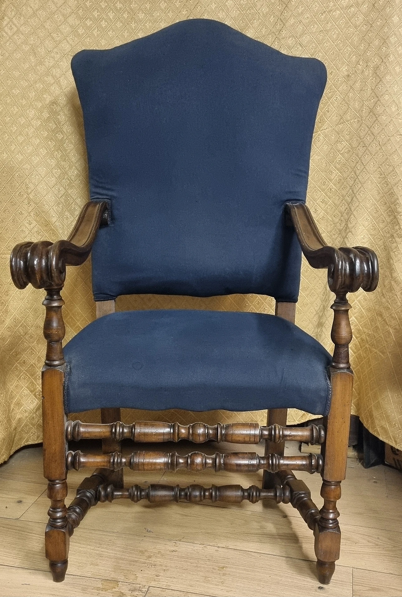 Walnut armchair in papal style, early 20th century 4