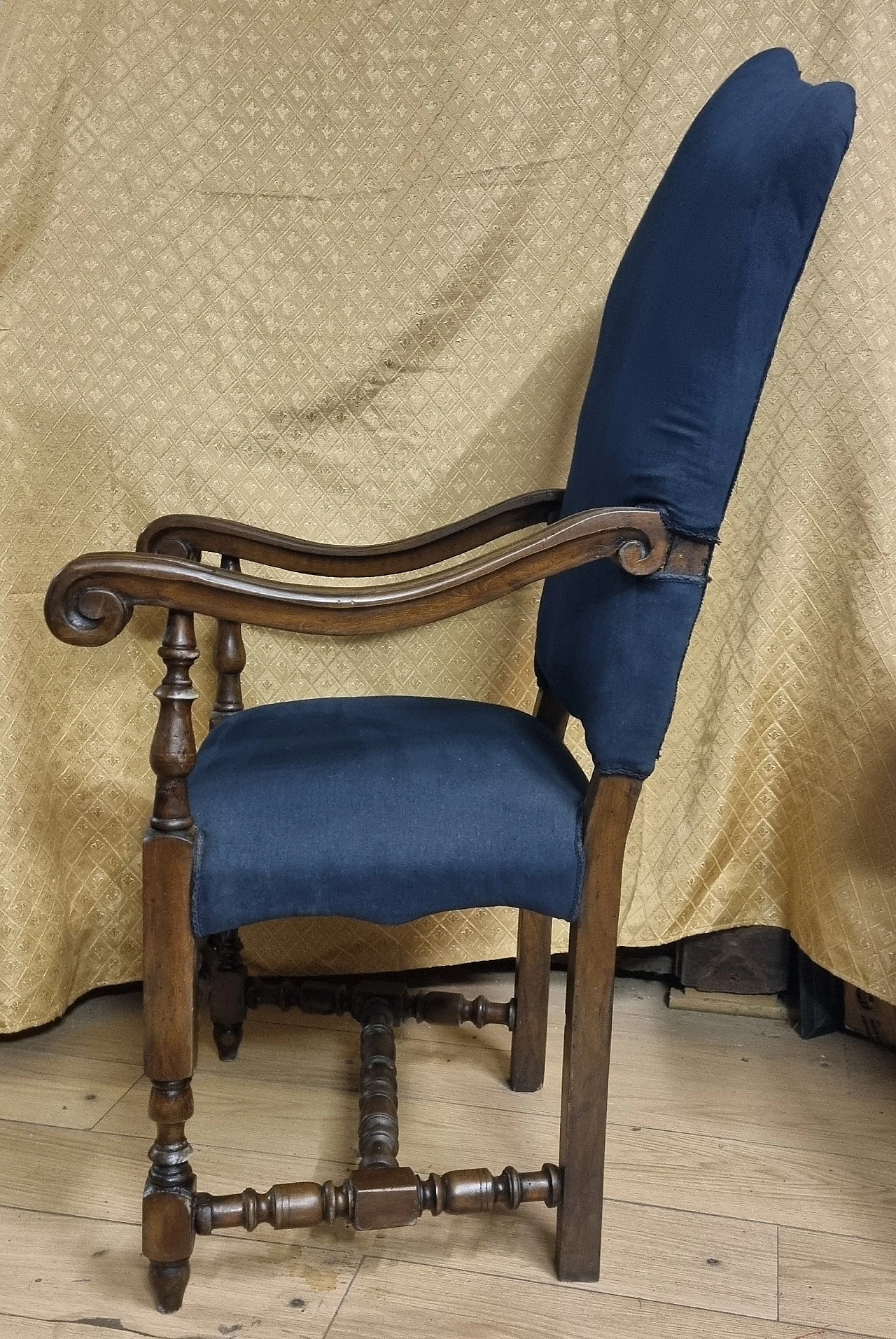 Walnut armchair in papal style, early 20th century 5