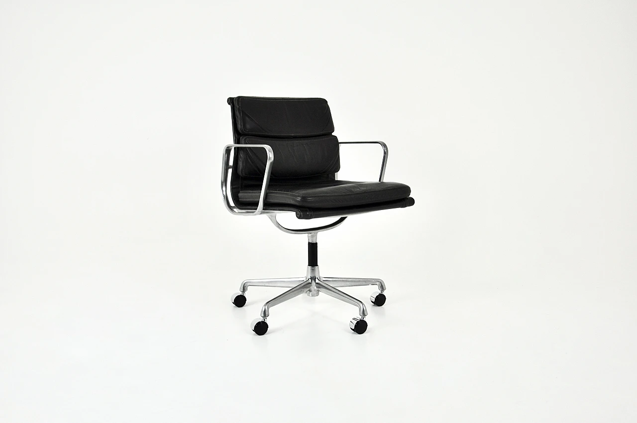 Sedia da ufficio in pelle nera di C. & R. Eames per ICF, anni '60 1