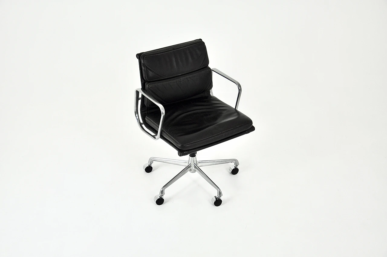 Sedia da ufficio in pelle nera di C. & R. Eames per ICF, anni '60 2