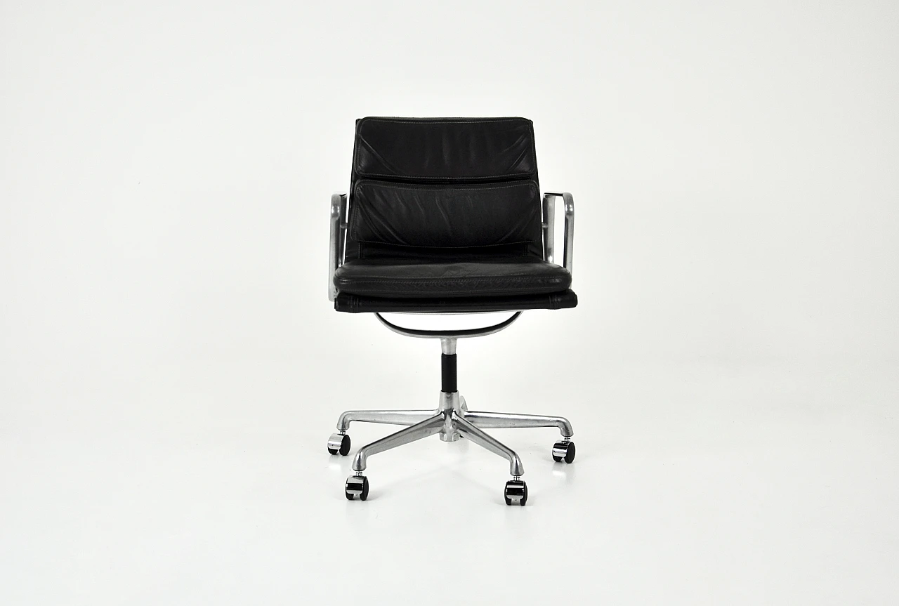 Sedia da ufficio in pelle nera di C. & R. Eames per ICF, anni '60 3