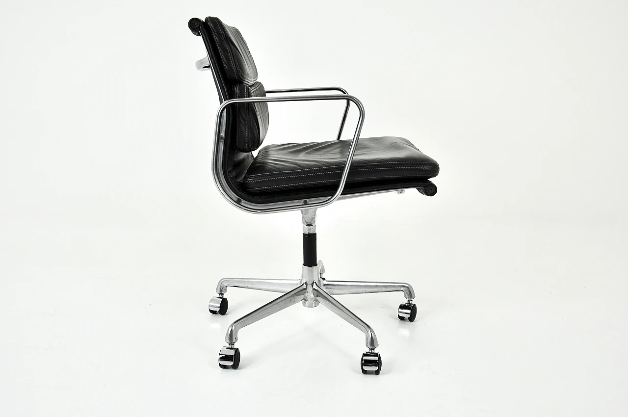 Sedia da ufficio in pelle nera di C. & R. Eames per ICF, anni '60 4