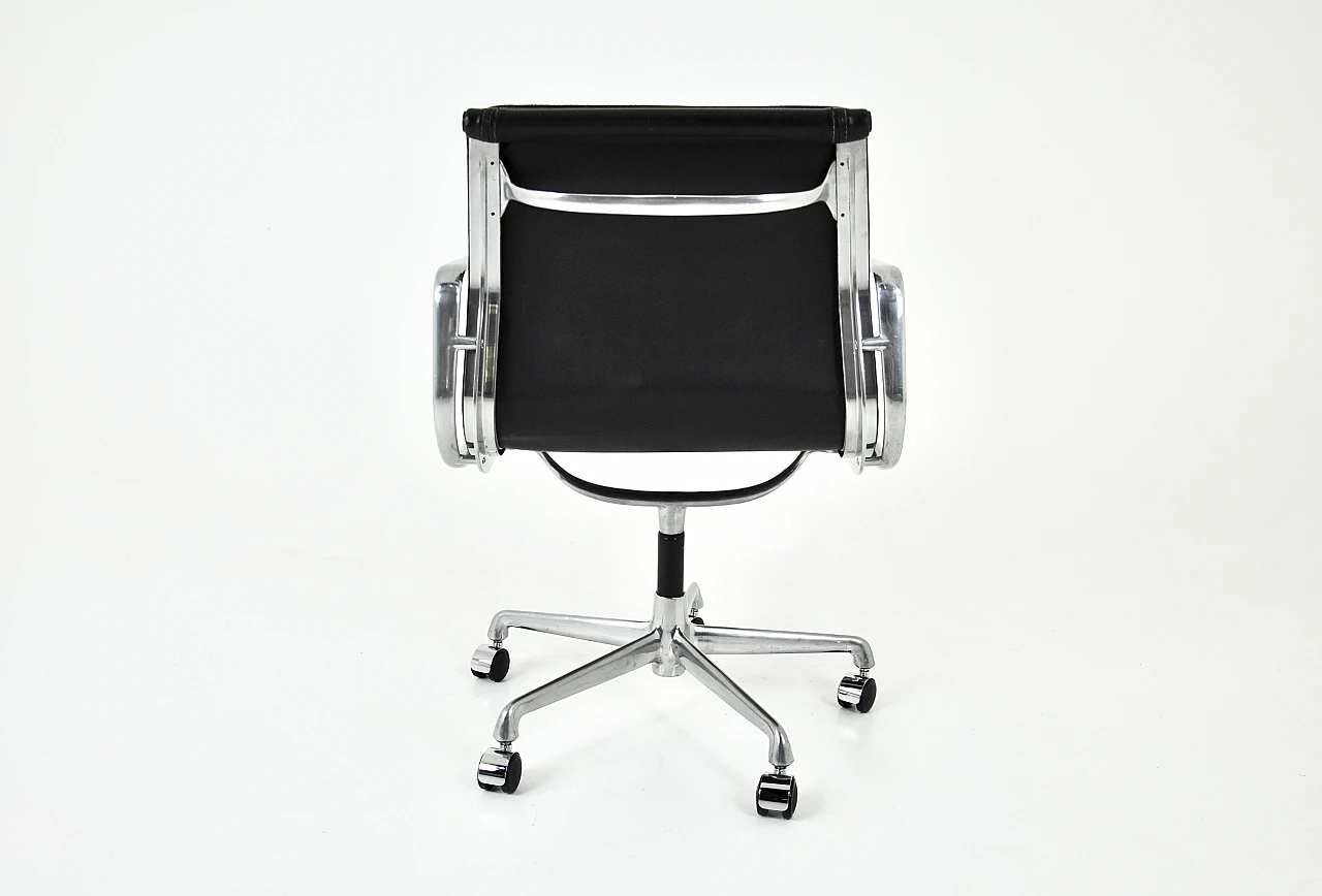 Sedia da ufficio in pelle nera di C. & R. Eames per ICF, anni '60 5