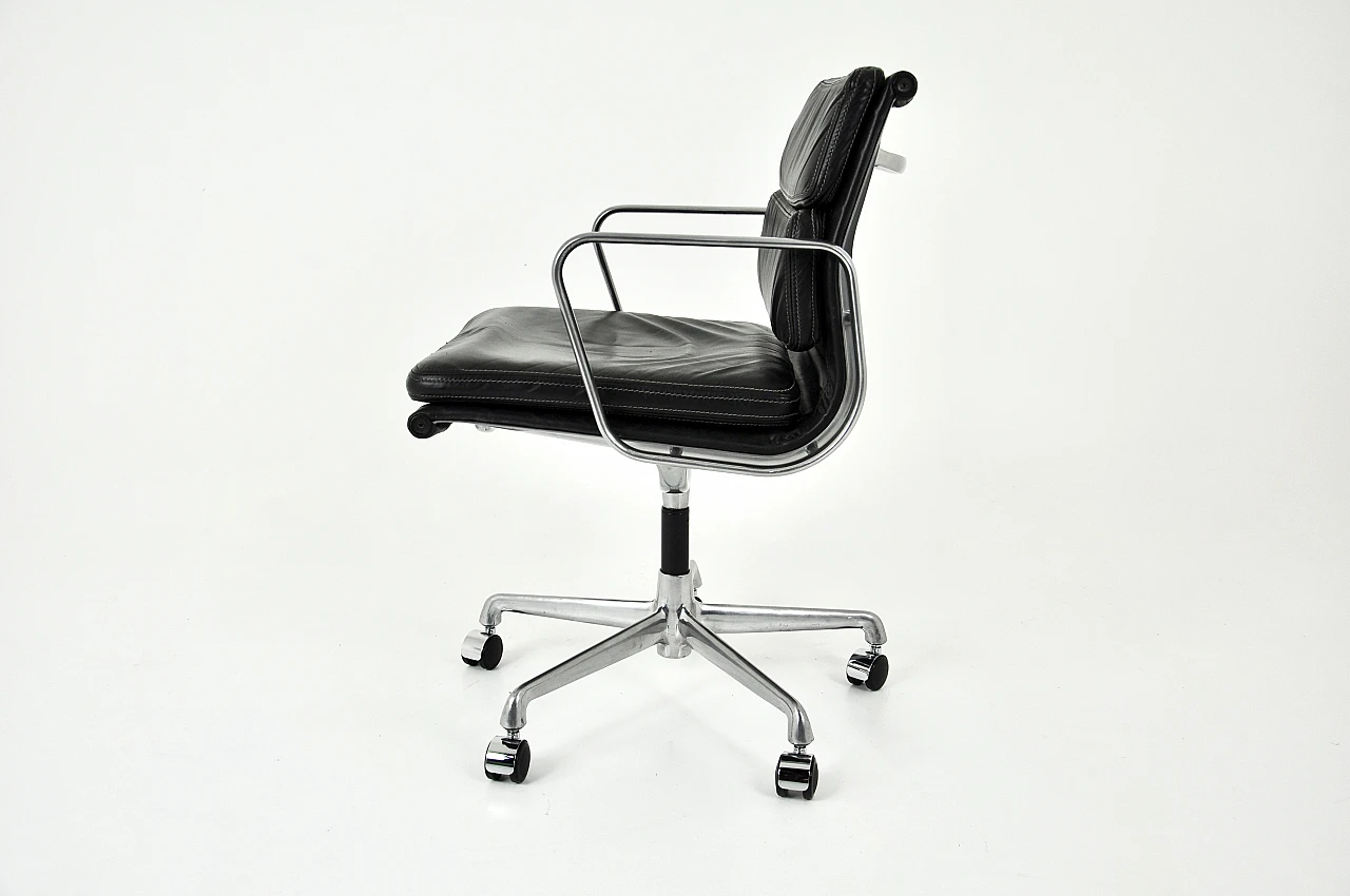 Sedia da ufficio in pelle nera di C. & R. Eames per ICF, anni '60 6