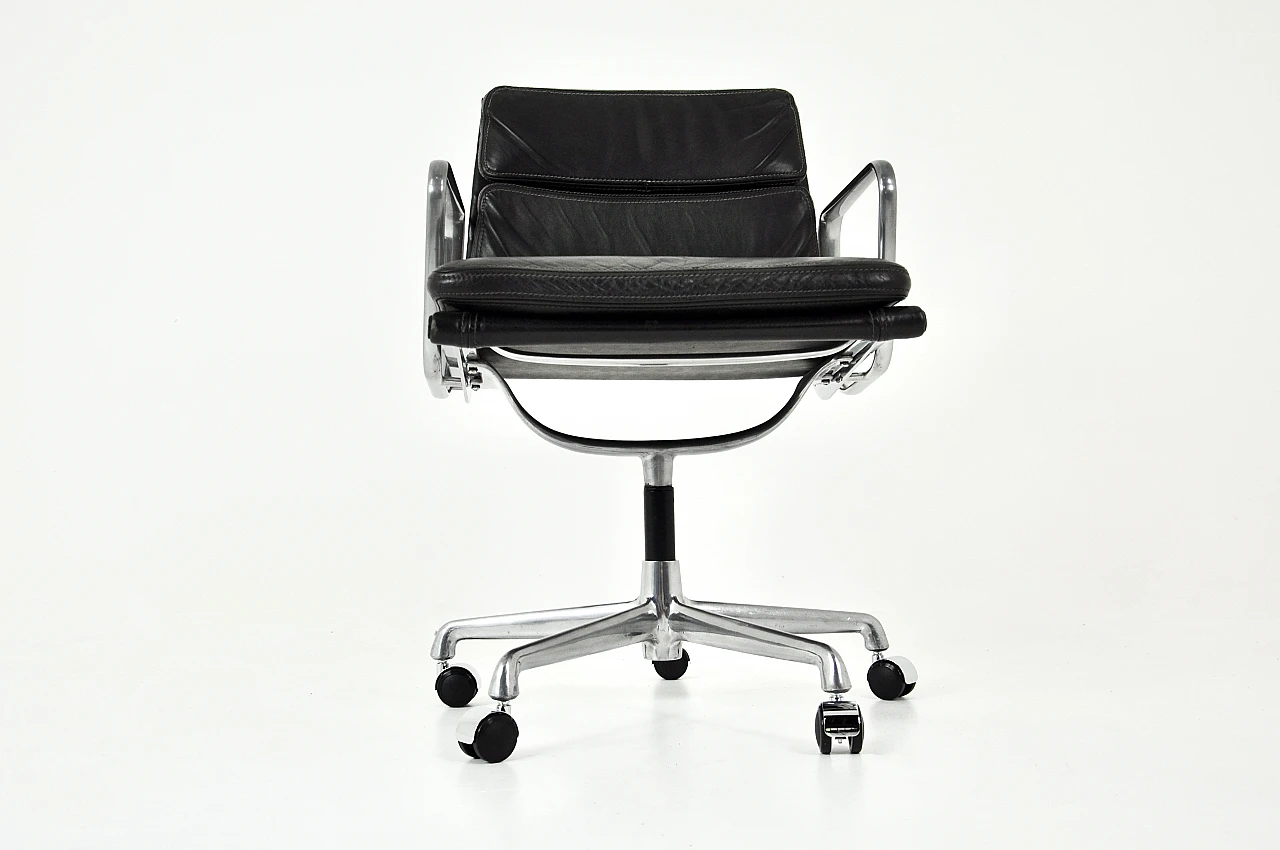 Sedia da ufficio in pelle nera di C. & R. Eames per ICF, anni '60 7