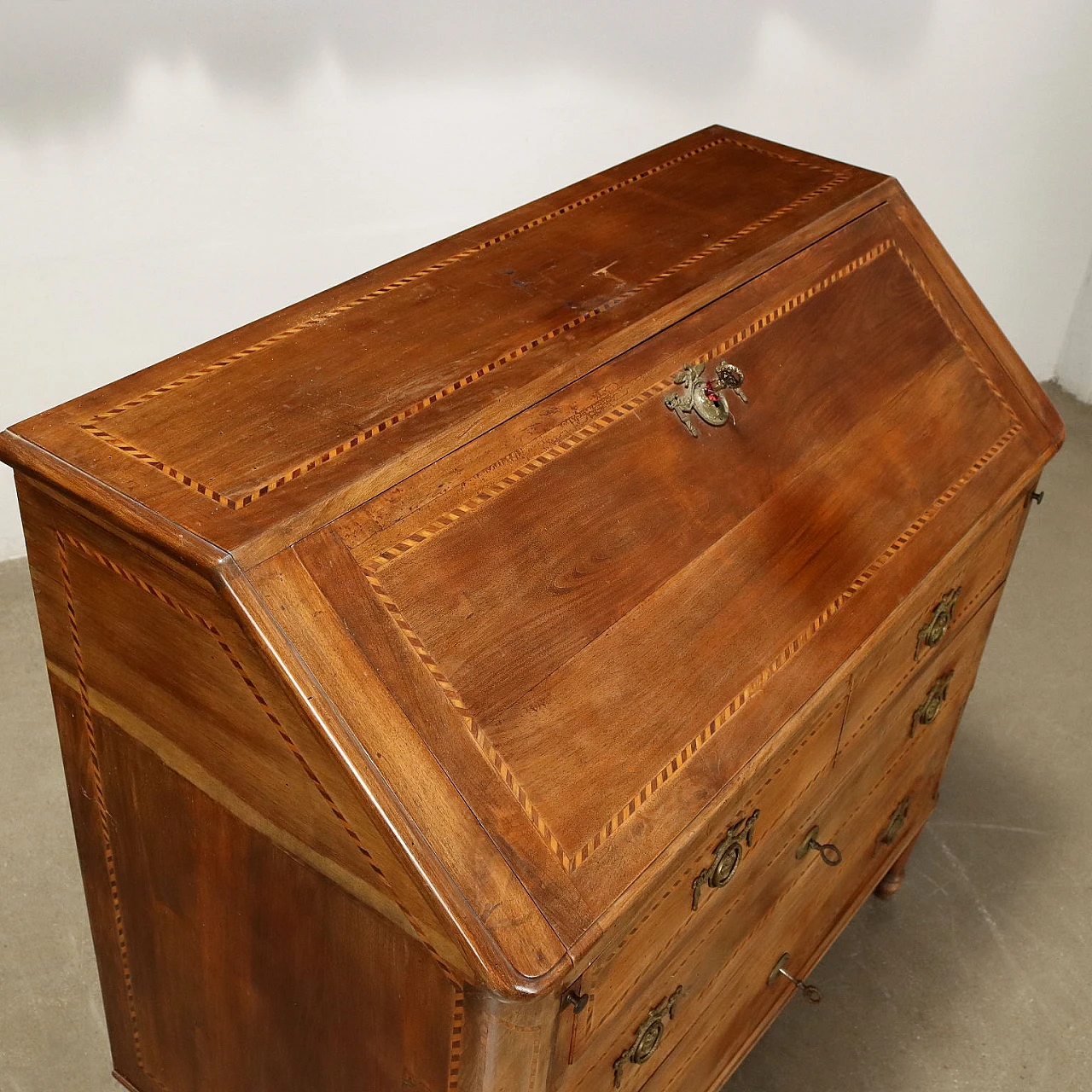 Walnut & spruce flap desk with drawers & truncated feet, 18th century 3