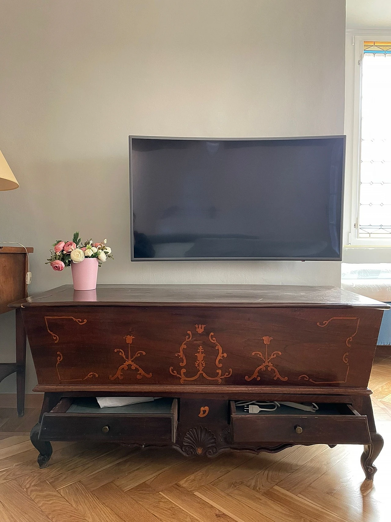 Baroque walnut sideboard, first half of the 18th century 2