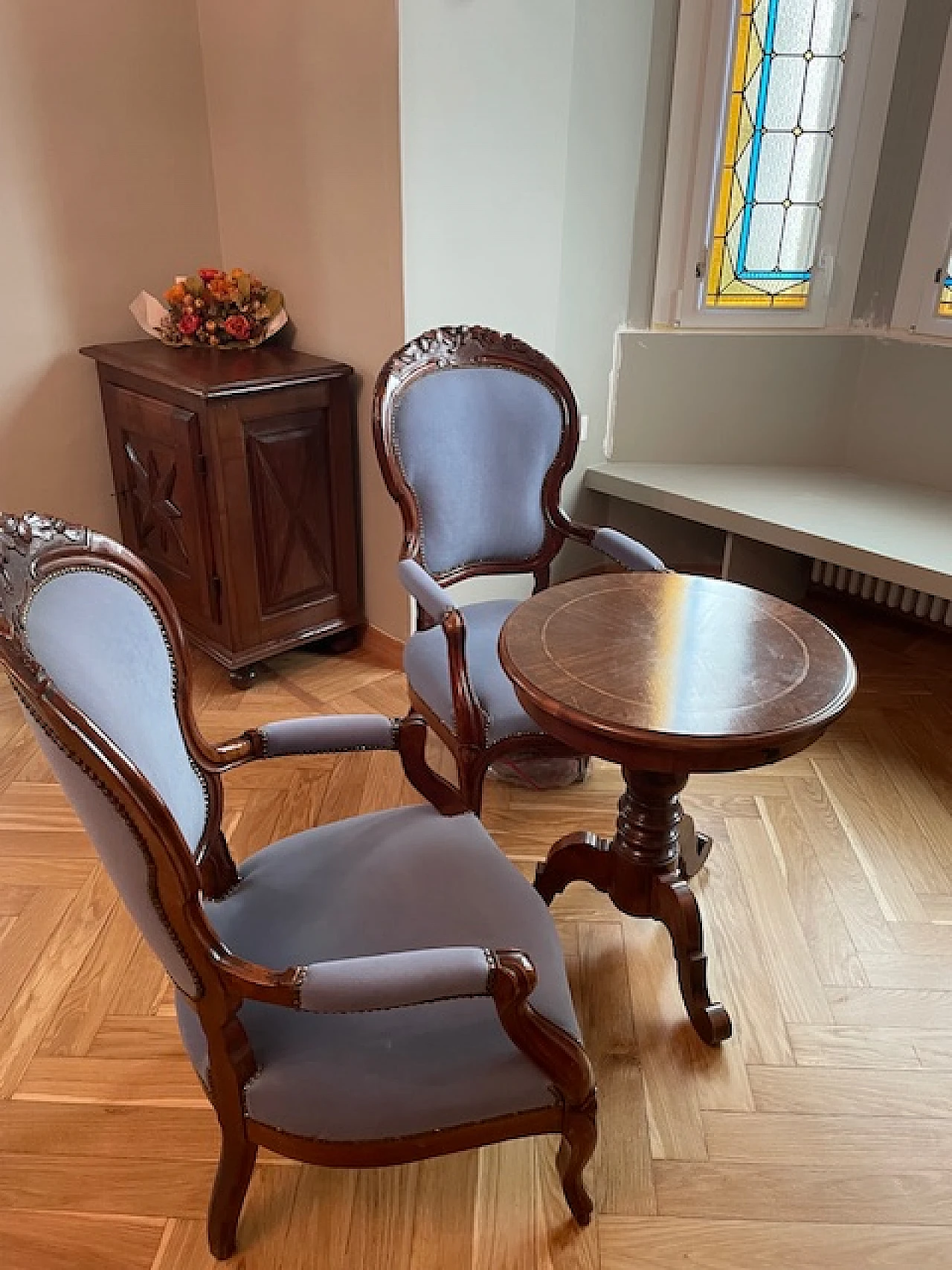 Pair of armchairs and ottoman in walnut and blue velvet, 18th century 1