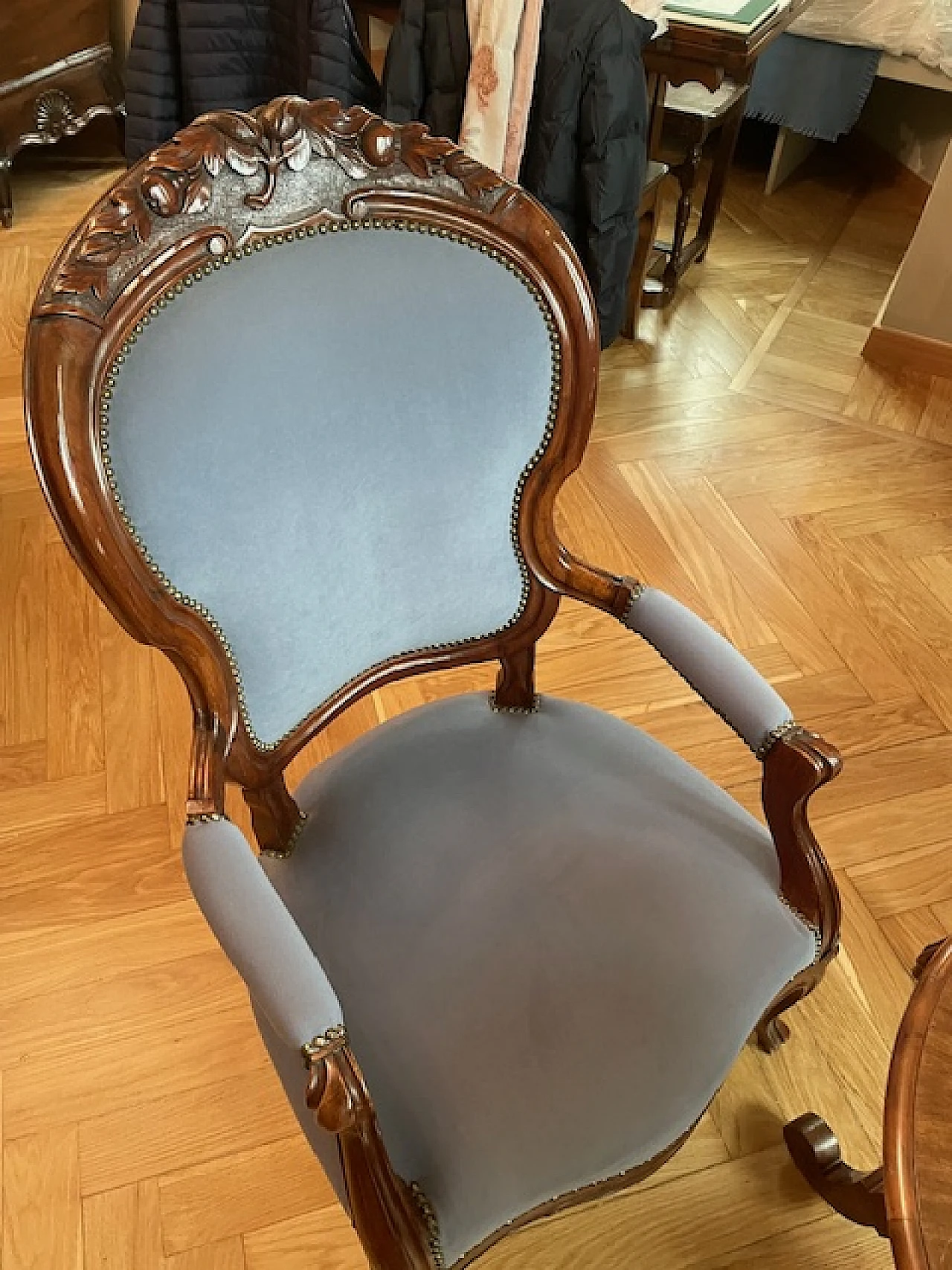 Pair of armchairs and ottoman in walnut and blue velvet, 18th century 2