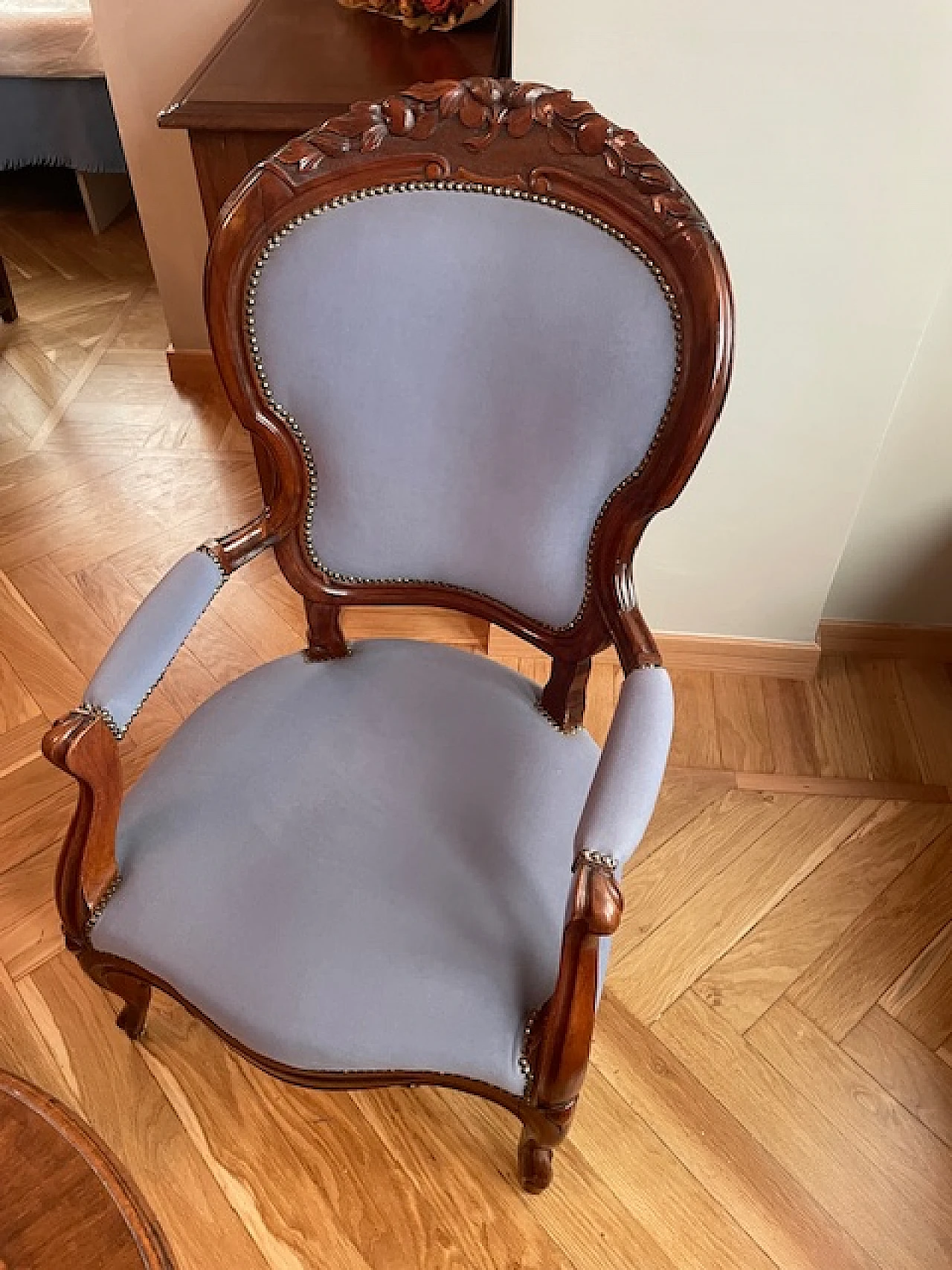 Pair of armchairs and ottoman in walnut and blue velvet, 18th century 3