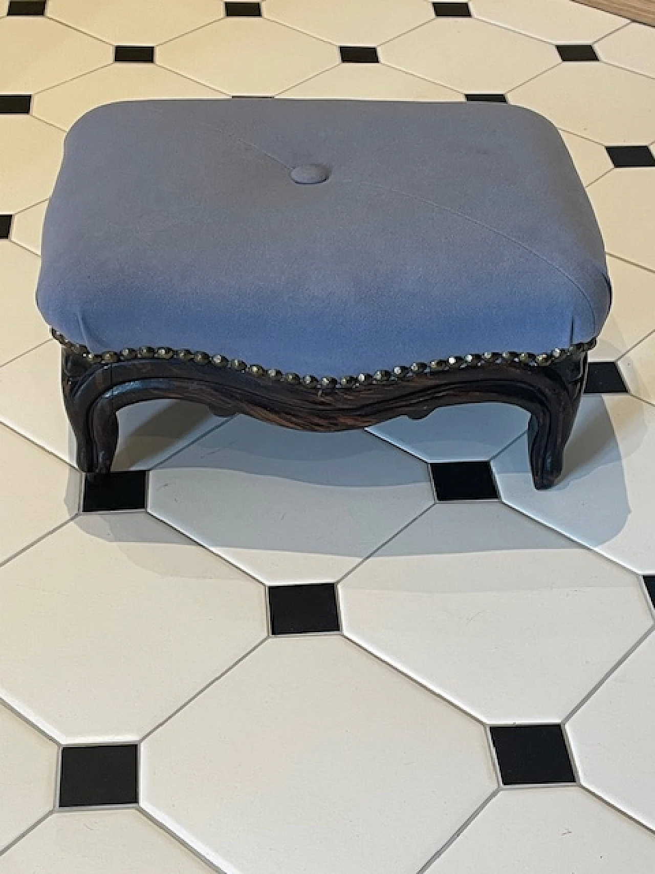 Pair of armchairs and ottoman in walnut and blue velvet, 18th century 4