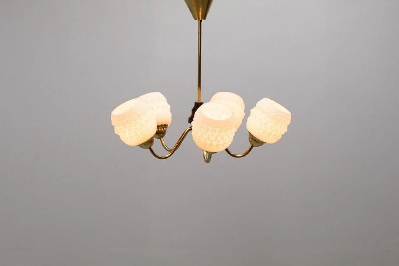 Lampadario in ottone con paralumi in cristallo bianco, anni '50 2