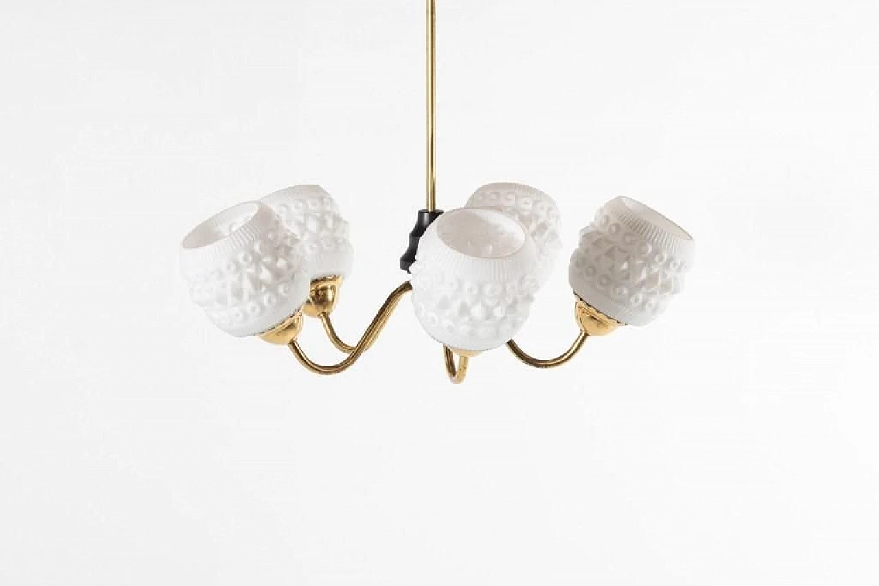 Lampadario in ottone con paralumi in cristallo bianco, anni '50 3