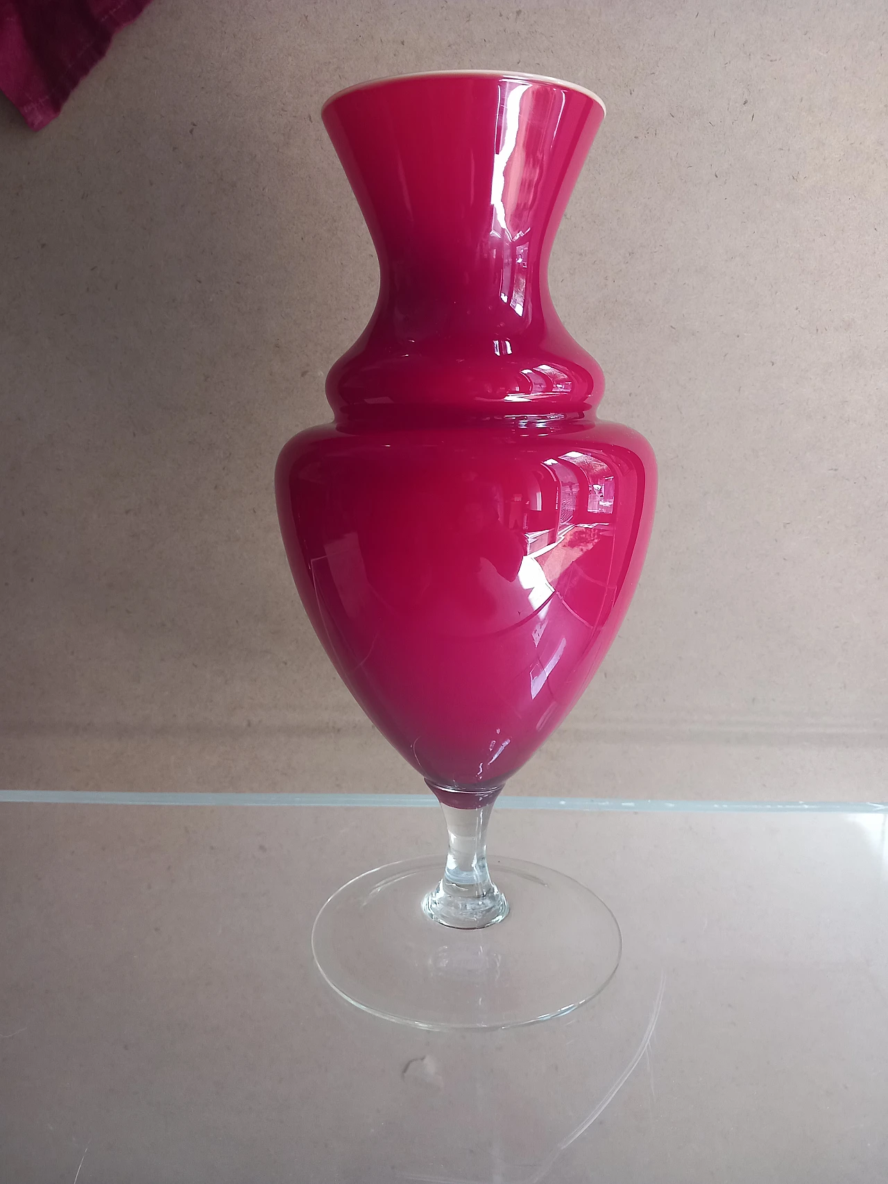 Vaso di vetro opalino rosso rubino anni 60-70 Italia 1