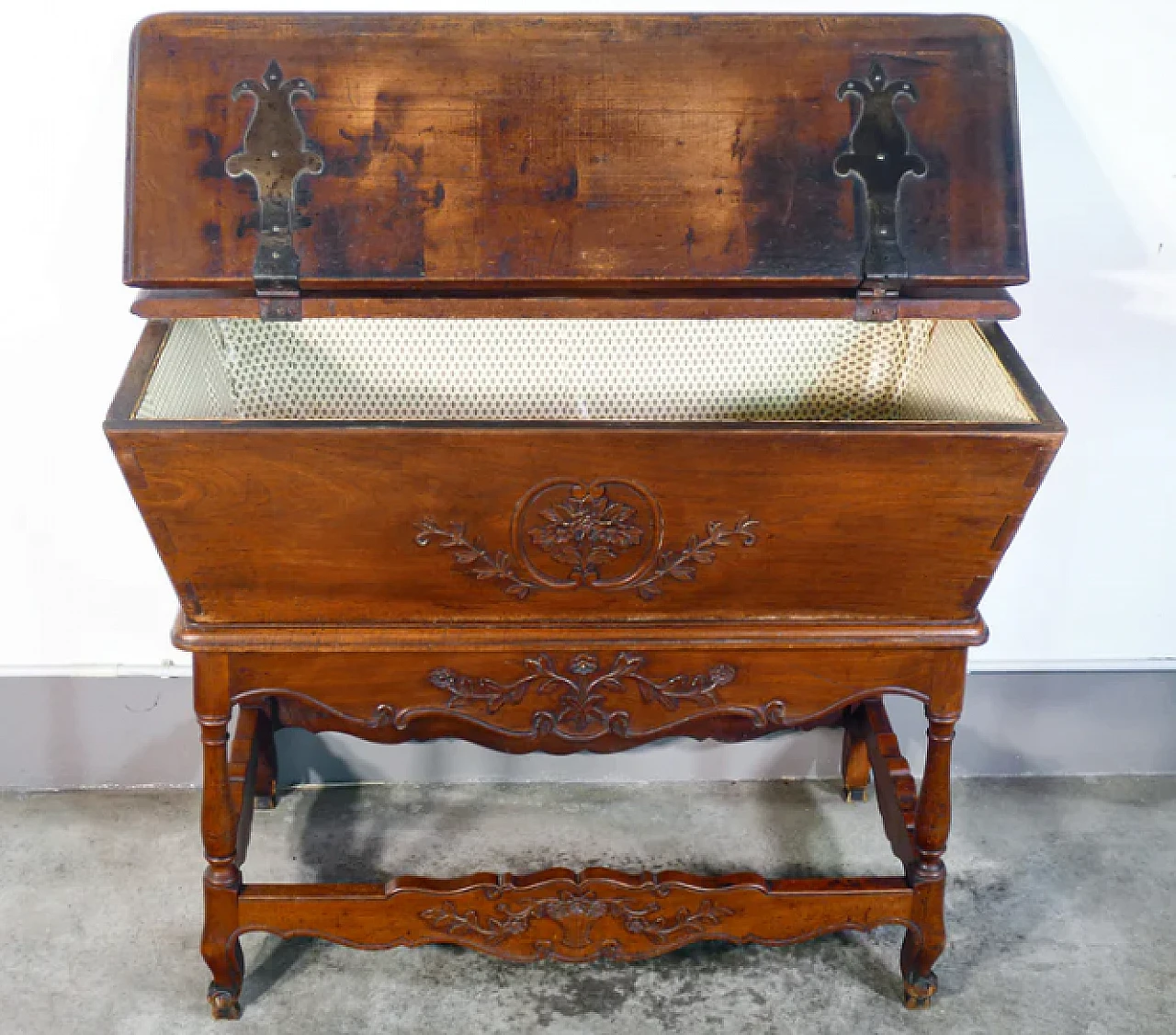 Walnut sideboard with base decorated in bas-relief, 19th century 3