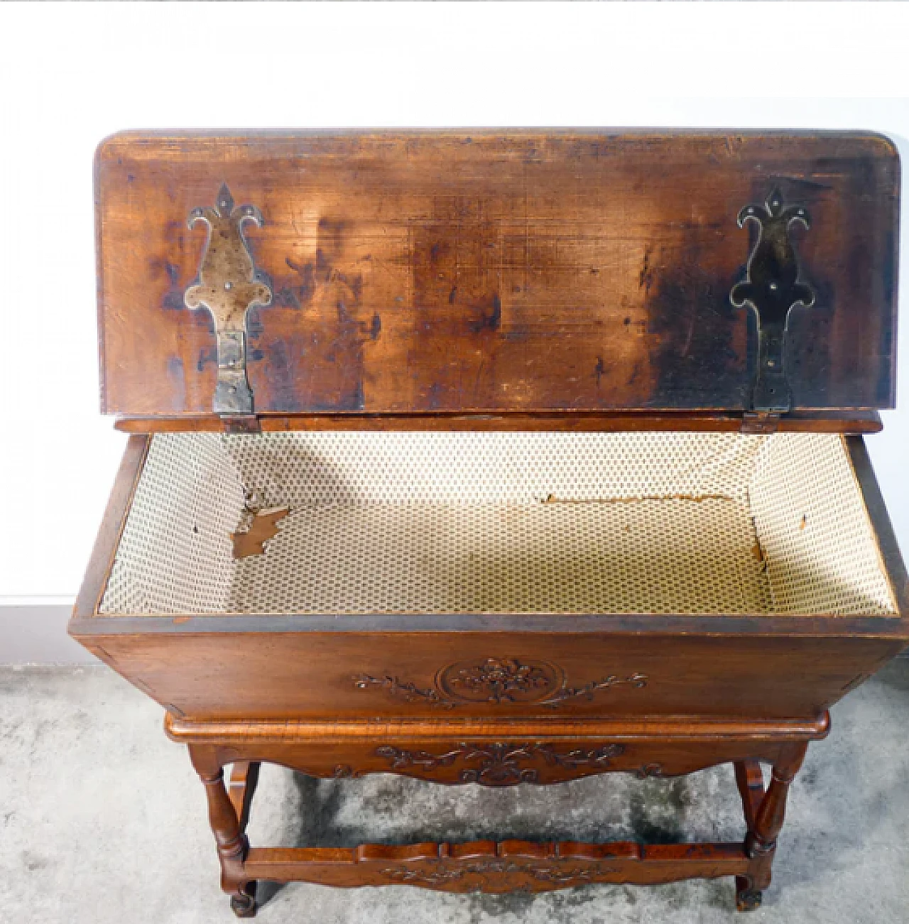 Walnut sideboard with base decorated in bas-relief, 19th century 12