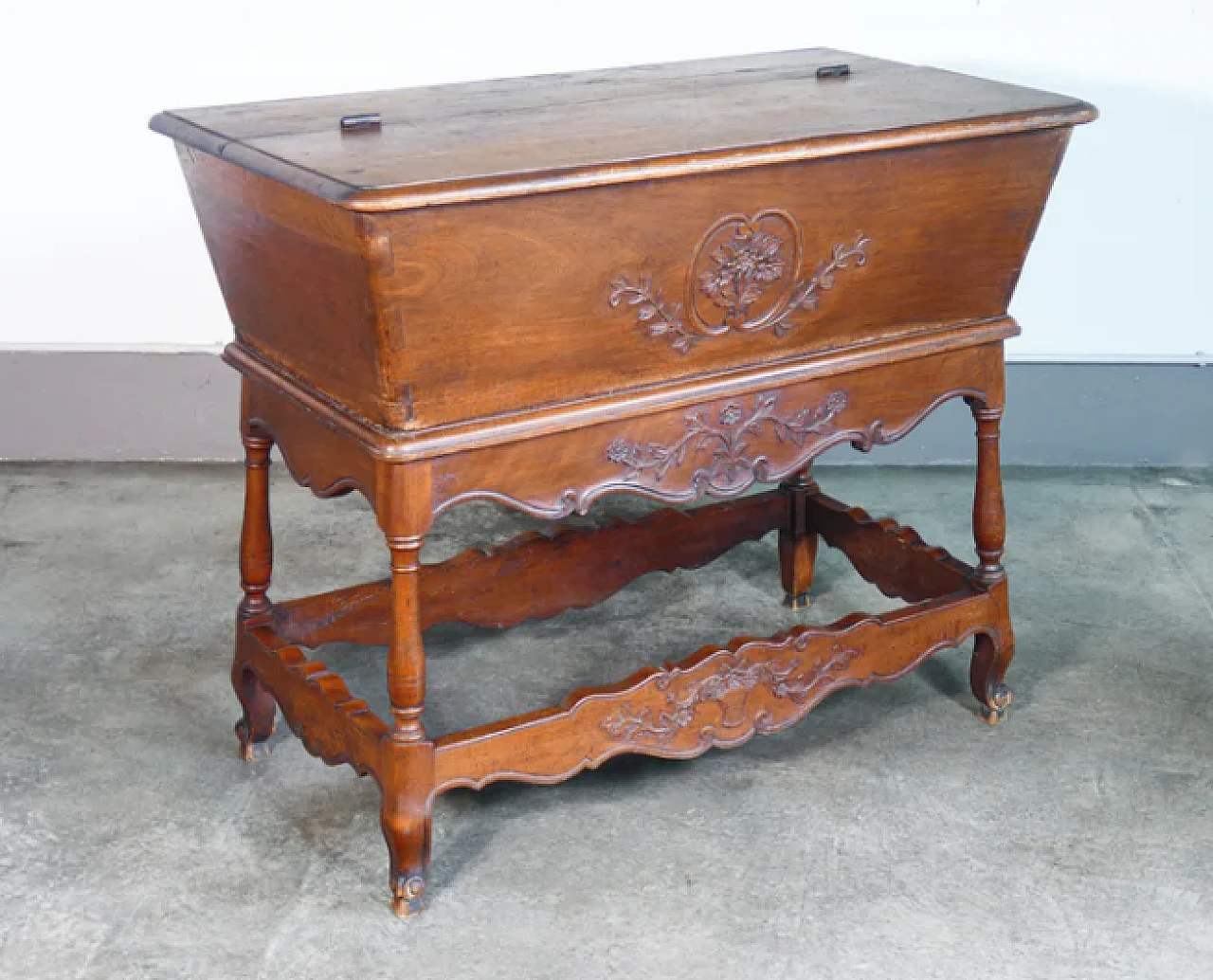 Walnut sideboard with base decorated in bas-relief, 19th century 13