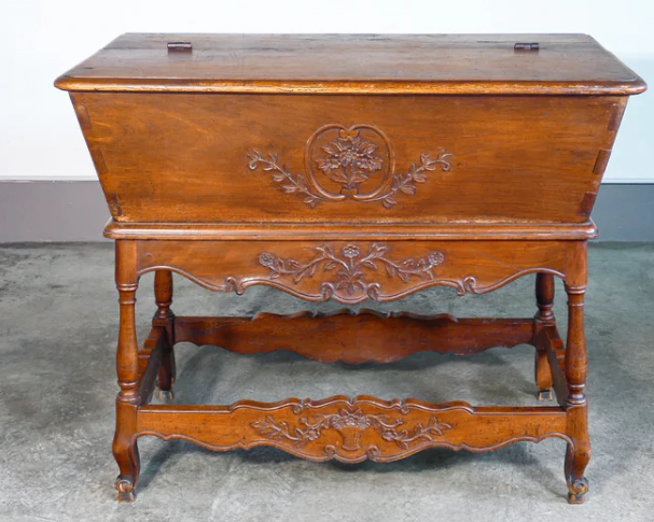 Walnut sideboard with base decorated in bas-relief, 19th century 14