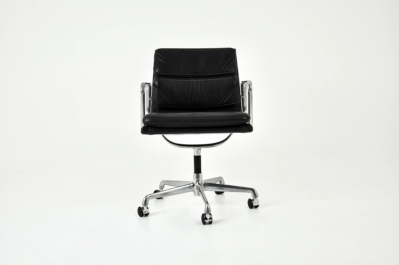 Sedia Soft Pad in pelle di Charles e Ray Eames per Icf, anni '70 3