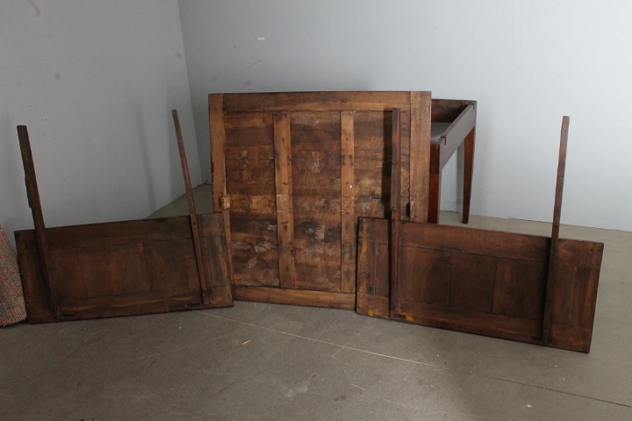 Louis XVI walnut extensible table, late 18th century 3