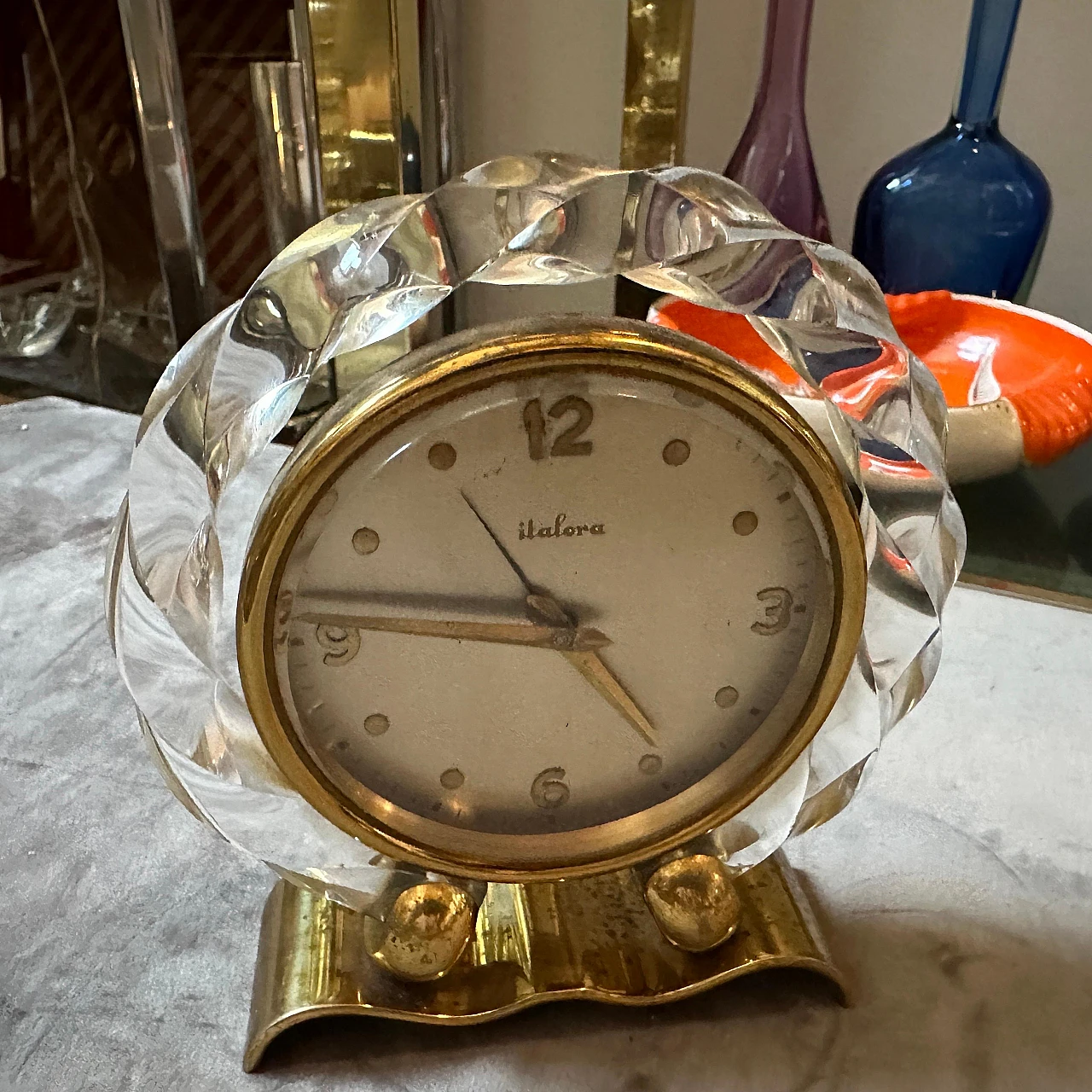 Sveglia da tavolo in ottone e lucite trasparente di Italora, anni '50 2