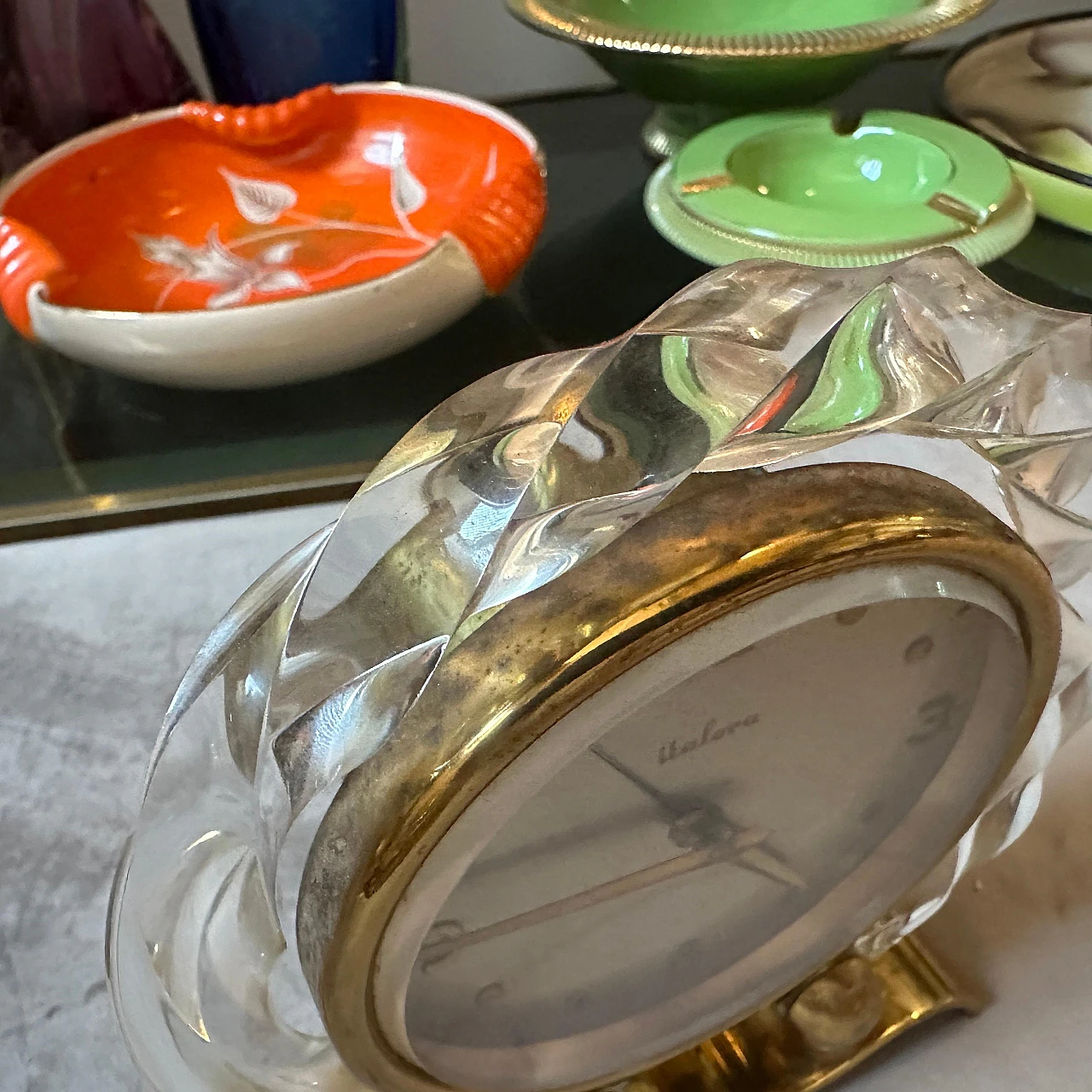 Sveglia da tavolo in ottone e lucite trasparente di Italora, anni '50 6