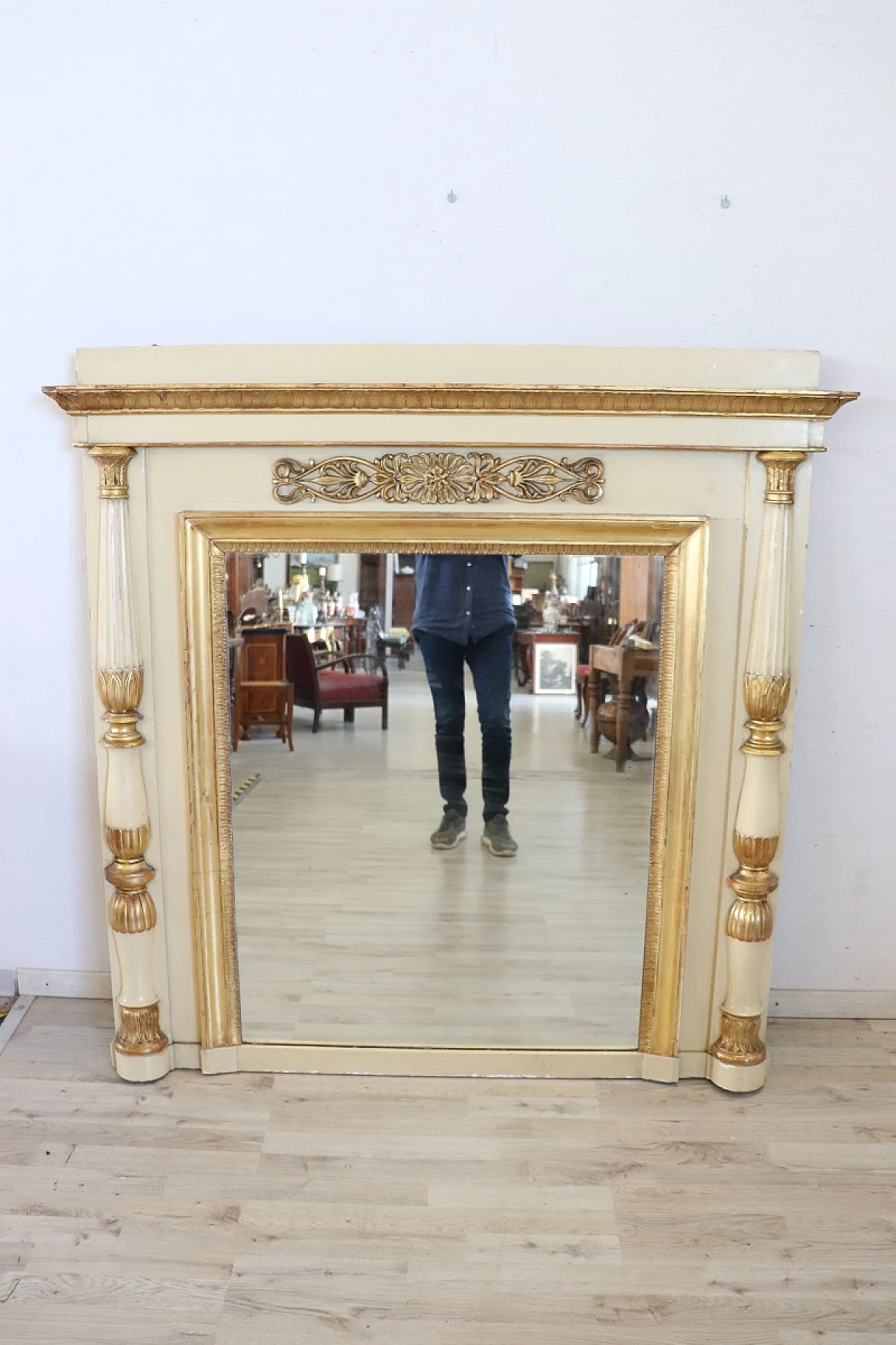 Lacquered and gilded wooden mirror, early 19th century 11