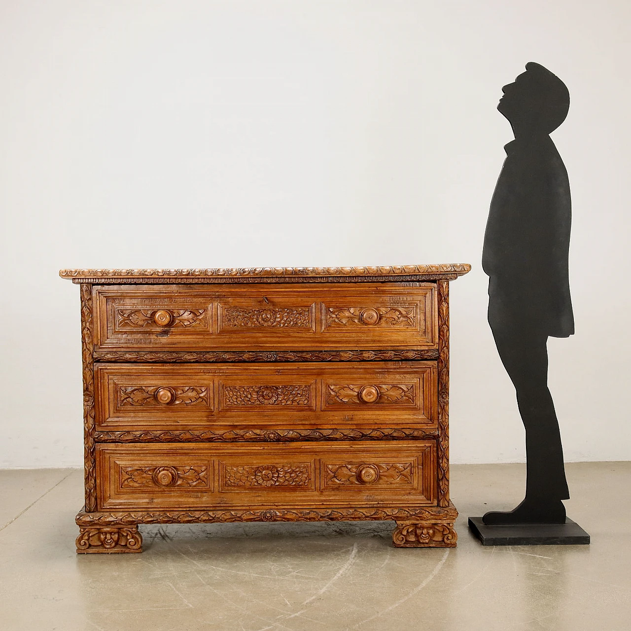 Baroque walnut dresser with 3 drawers and carved panels, 17th century 2