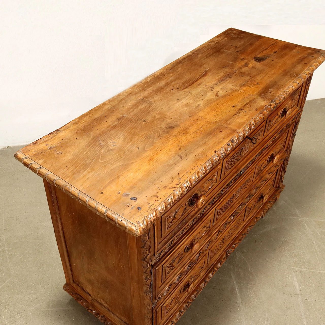 Baroque walnut dresser with 3 drawers and carved panels, 17th century 3