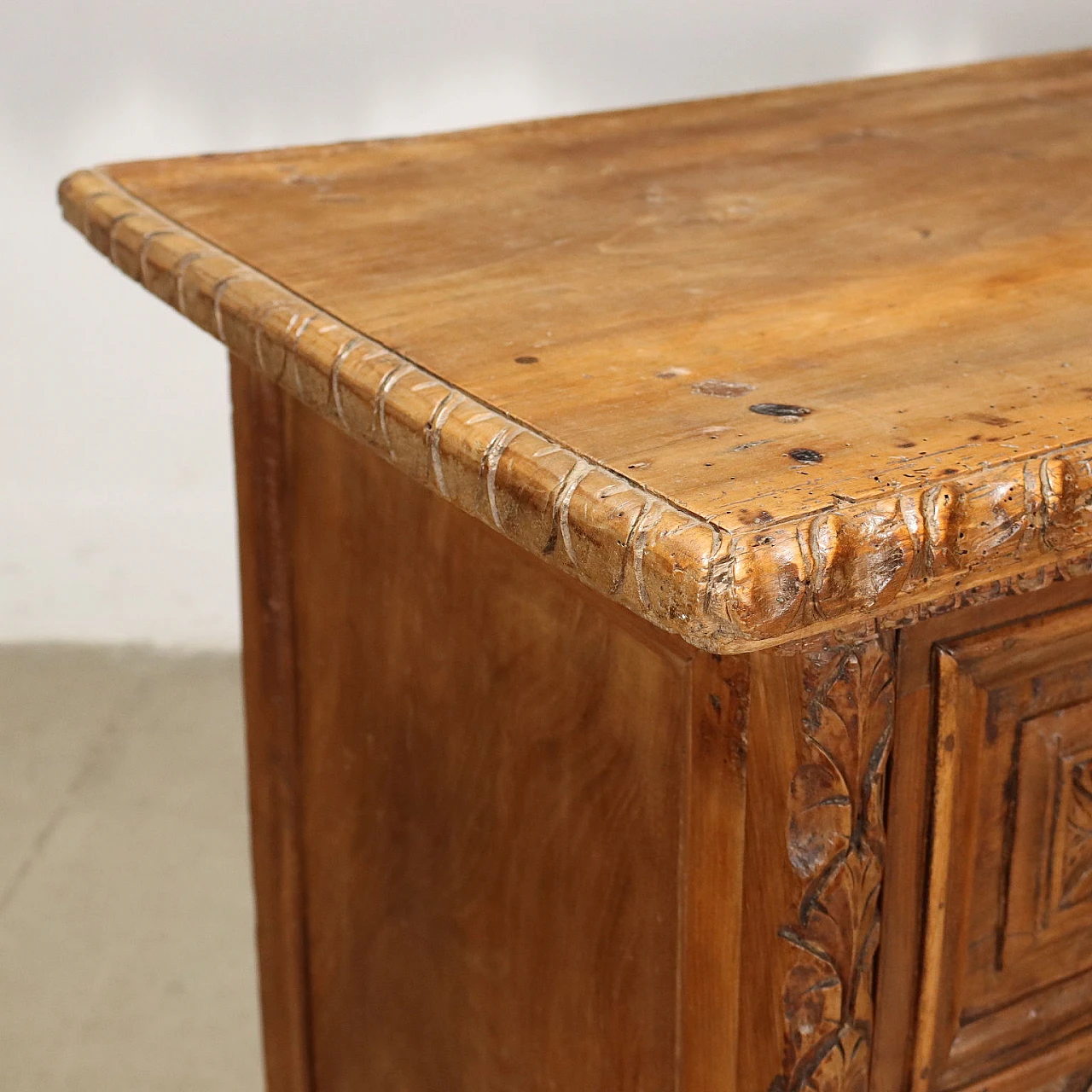 Baroque walnut dresser with 3 drawers and carved panels, 17th century 4